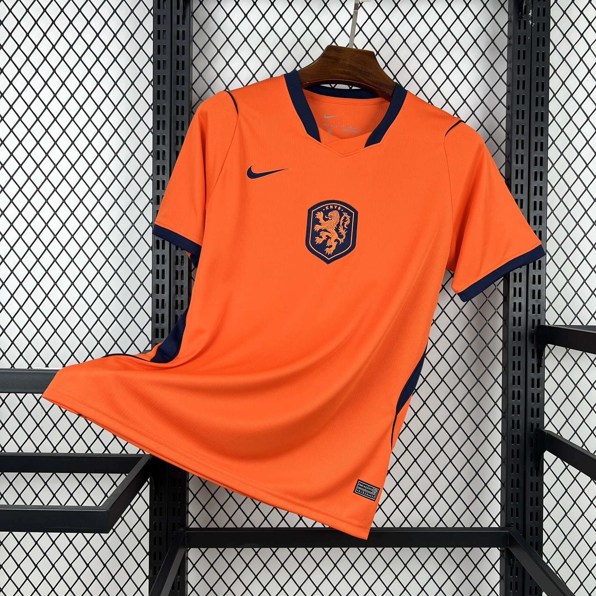 Imagen frontal completa de la camiseta de los Países Bajos para el Mundial 2026 en color naranja vibrante.