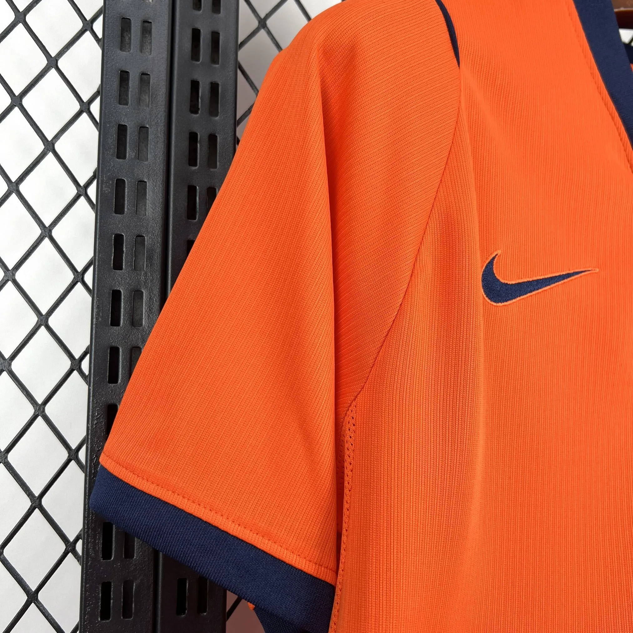 Detalle de la manga y el hombro de la equipación de Holanda con remate elástico en negro.