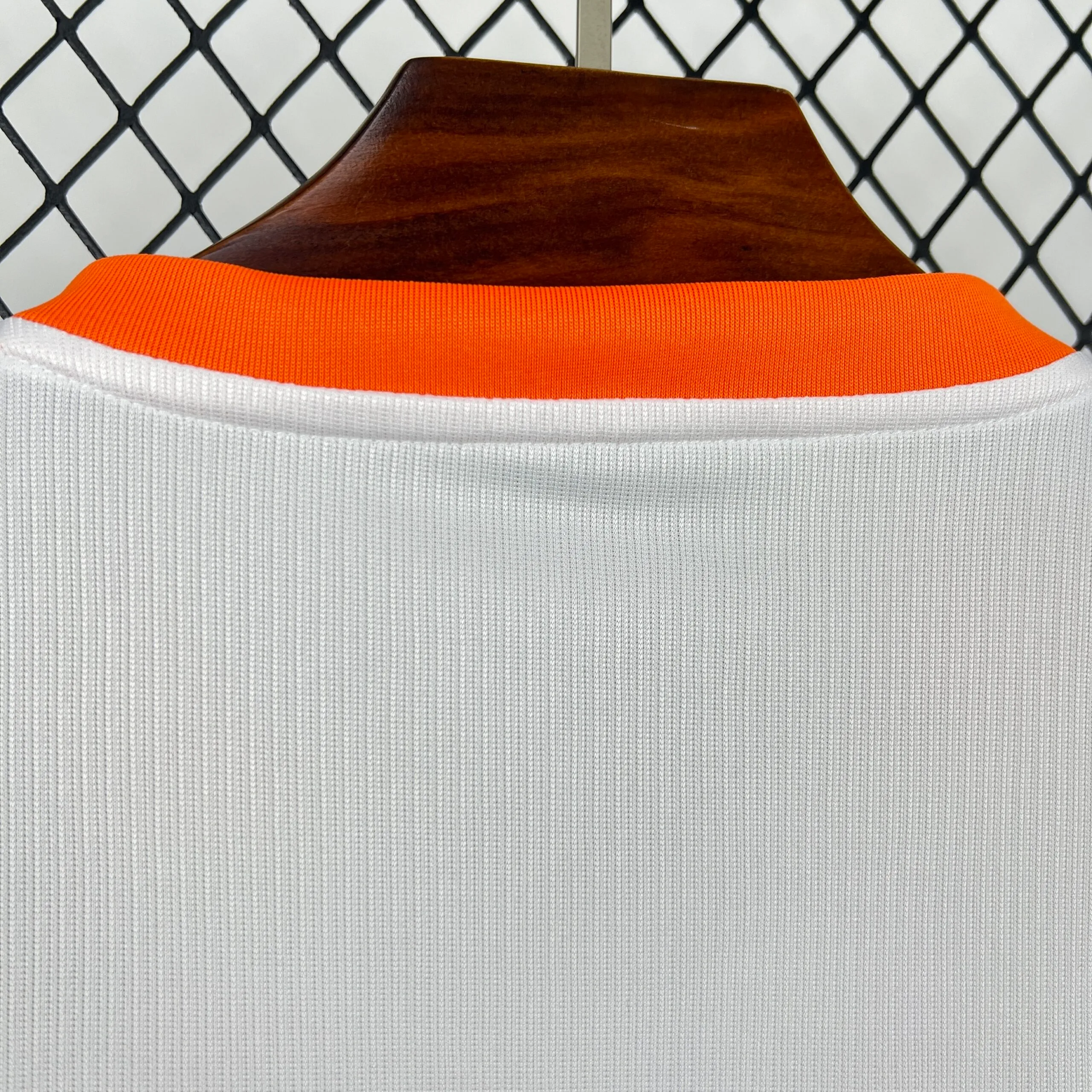 Detalle de la parte posterior del cuello azul con un pequeño gráfico tricolor en la nuca de la camiseta de Holanda.