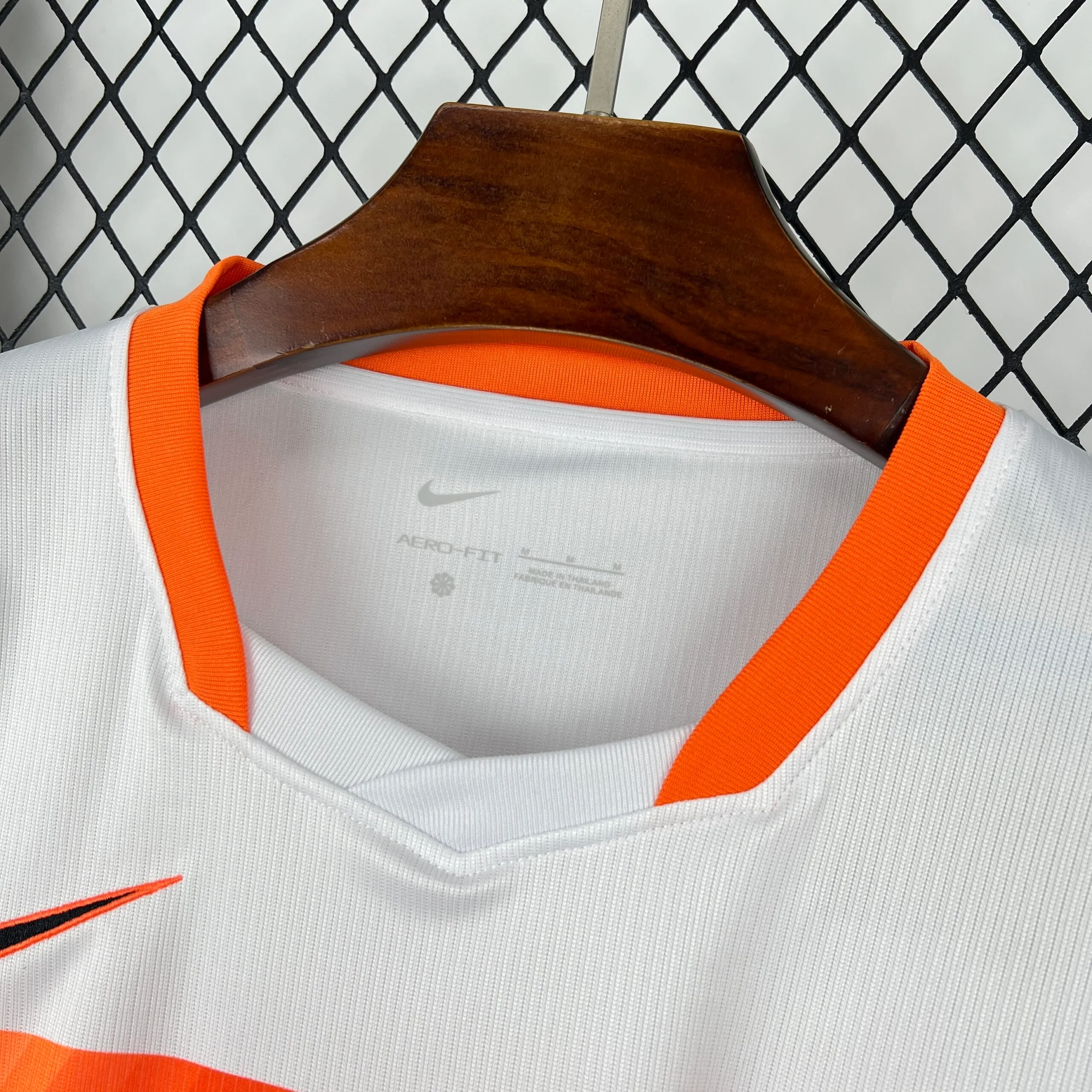 Vista frontal del cuello redondo azul marino con detalles interiores de la camiseta visitante holandesa.