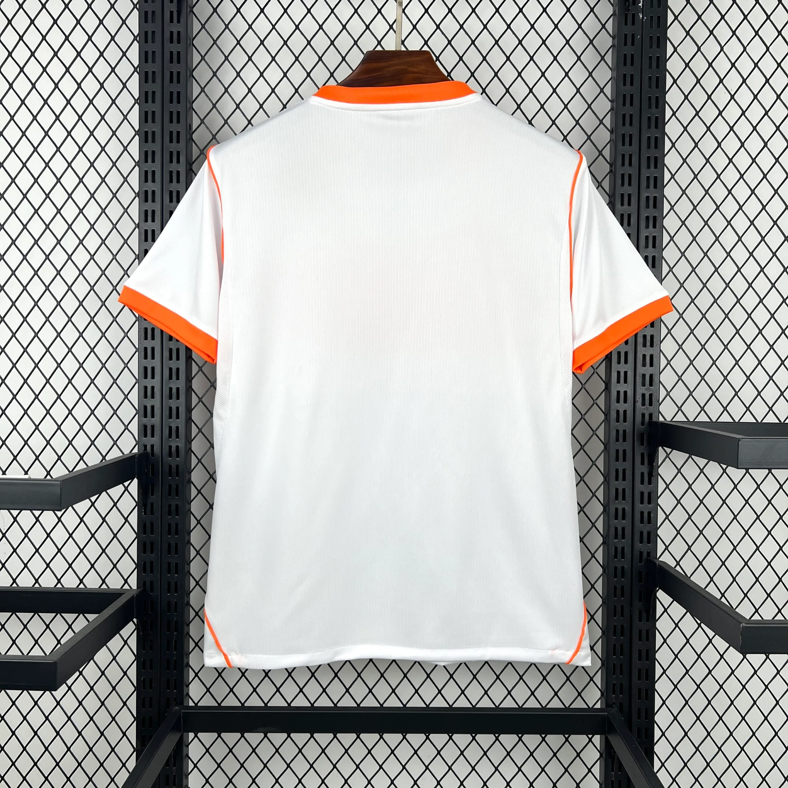 Vista trasera completa de la camiseta visitante de los Países Bajos en color azul con sutil patrón gráfico.