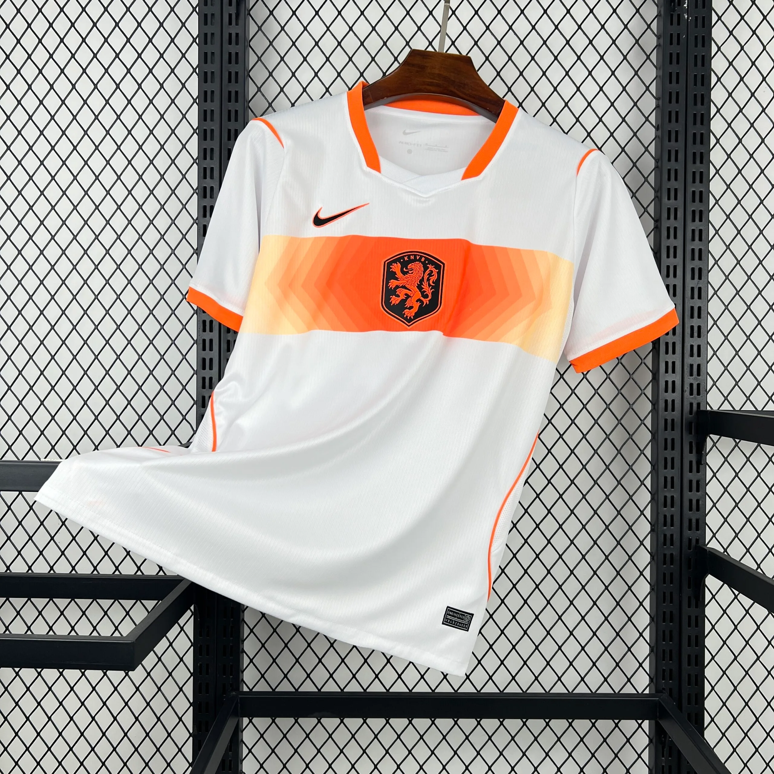 Imagen frontal completa de la camiseta de Holanda visitante para el Mundial 2026 en color azul con detalles naranjas.