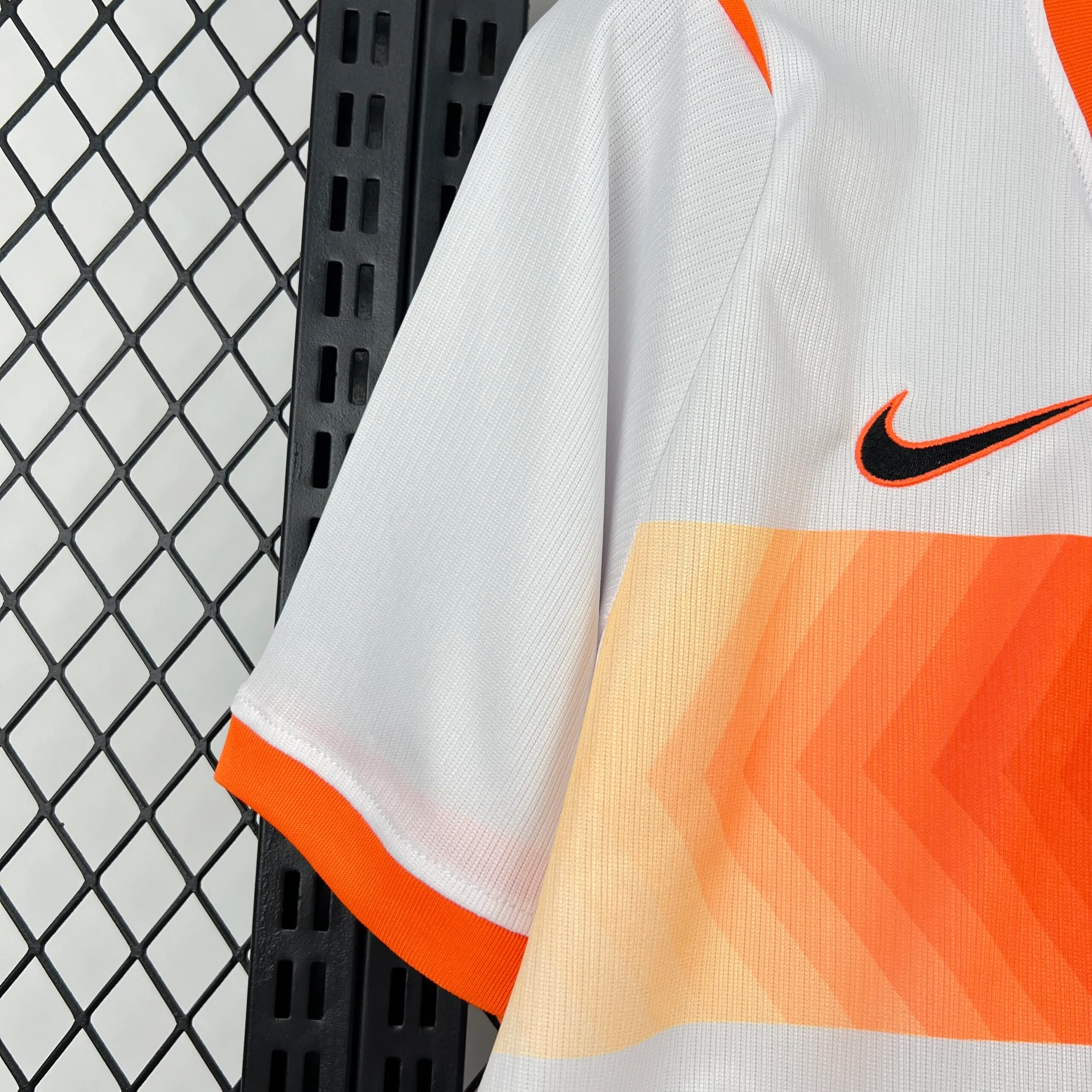 Detalle de la manga azul con remate elástico y patrón de diseño moderno de la selección de Holanda.