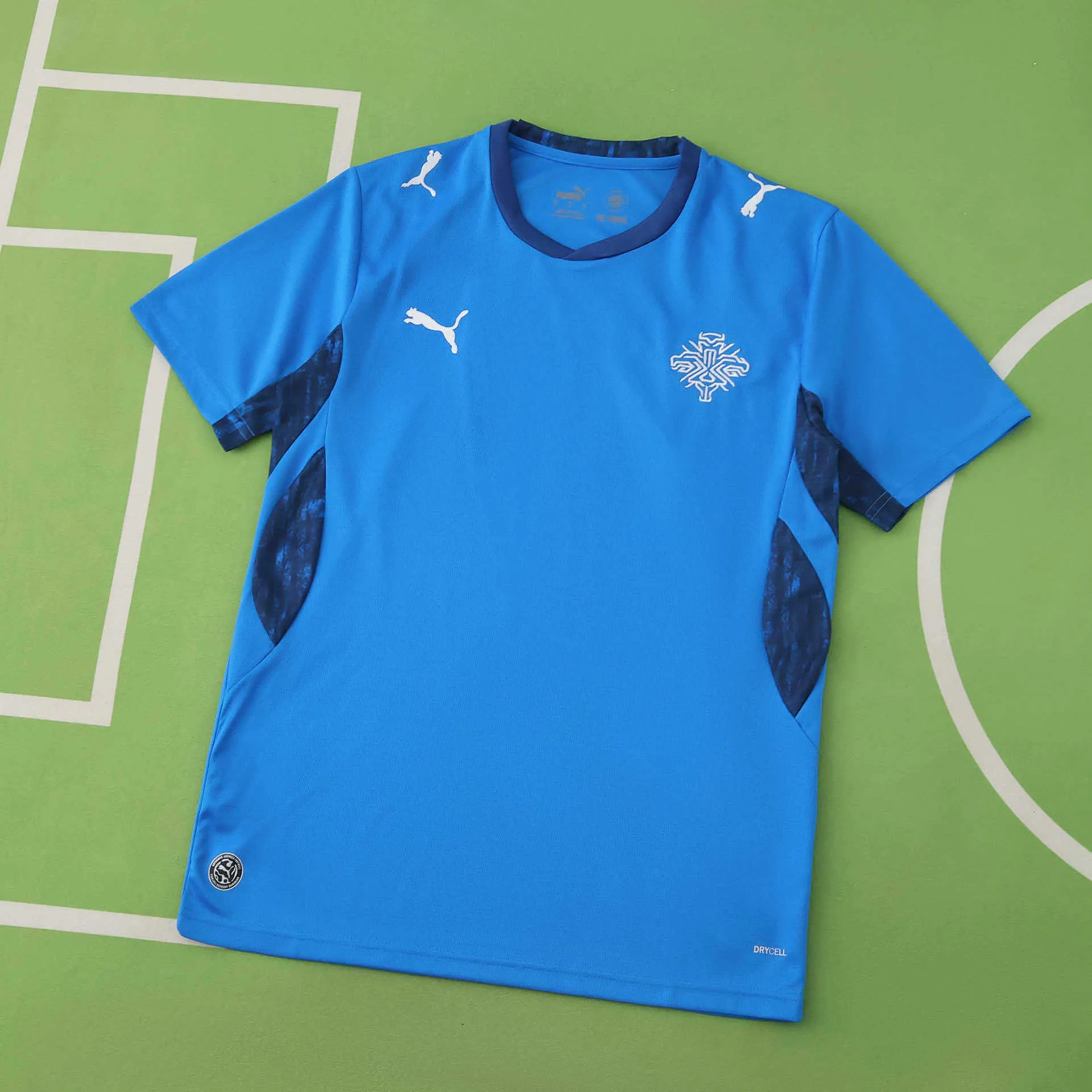 Vista frontal completa de la camiseta de Islandia para el Mundial 2026 en color azul con detalles laterales.