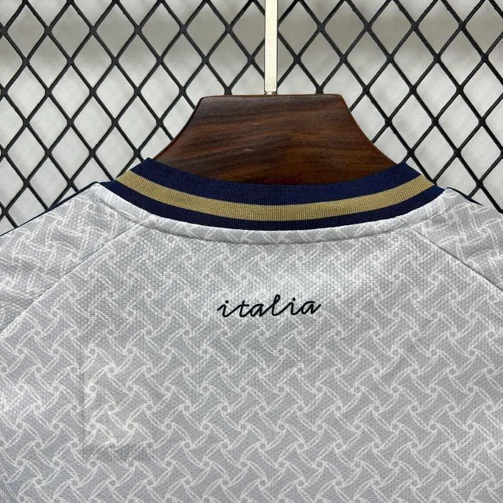 Detalle de la parte trasera del cuello resaltando la inscripción "ITALIA" sobre el tejido blanco técnico.