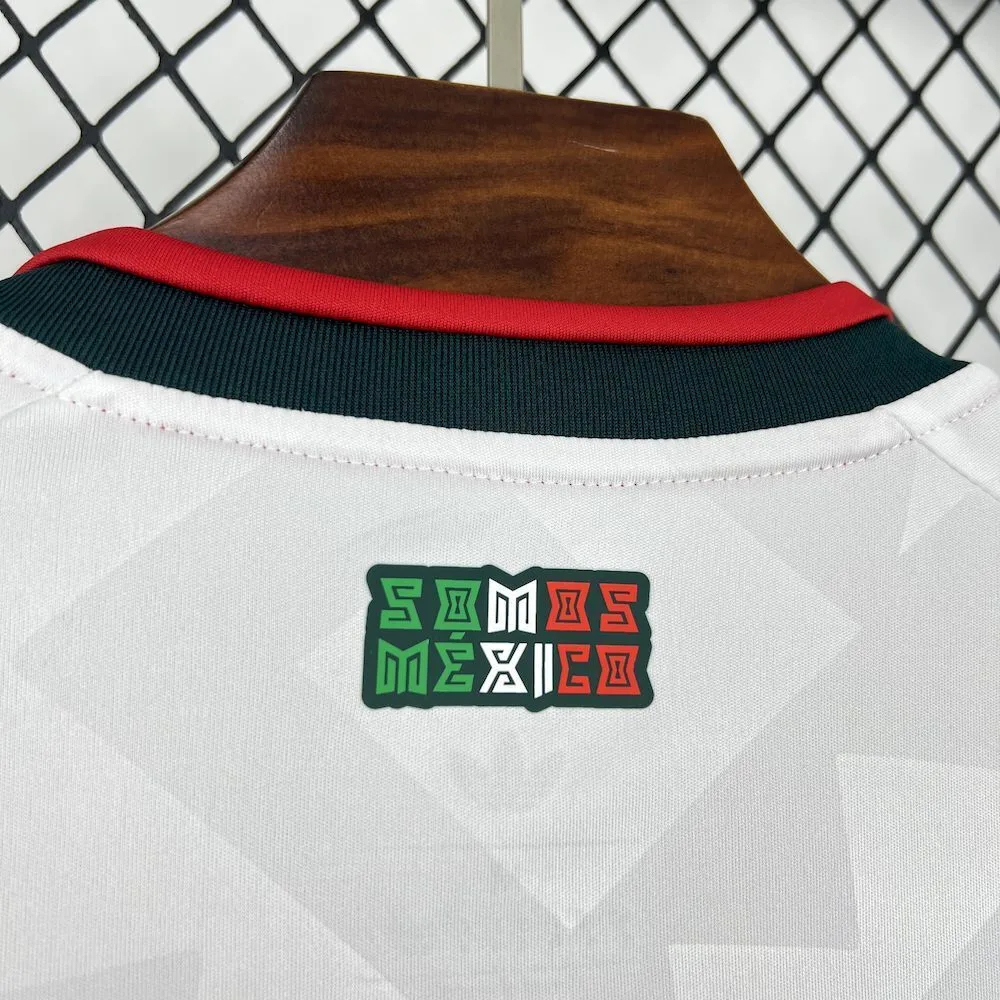 Detalle de la parte trasera del cuello con el gráfico de una serpiente emplumada en color verde sobre fondo blanco.