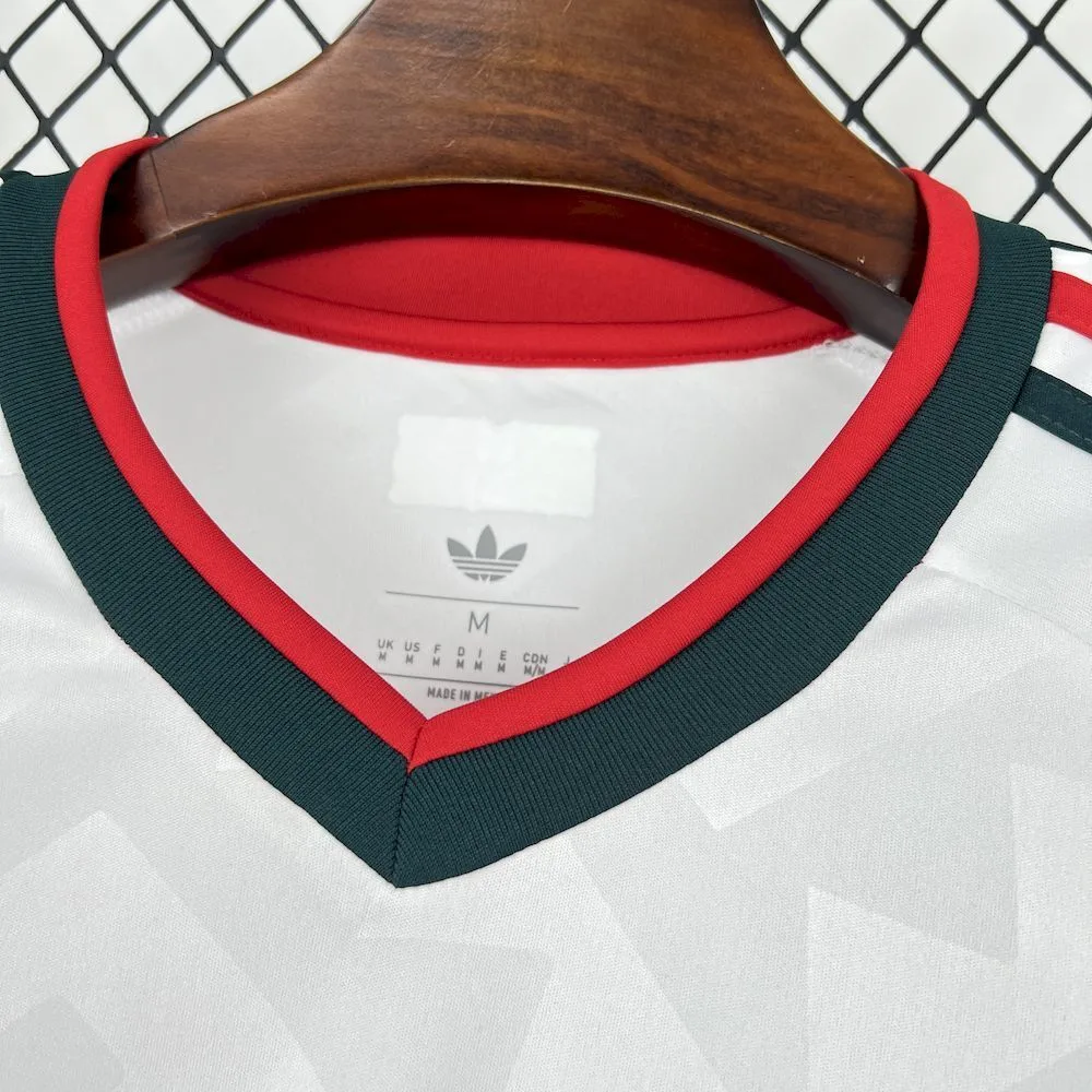 Vista frontal del cuello redondo en color verde con detalles interiores de la segunda equipación de México.