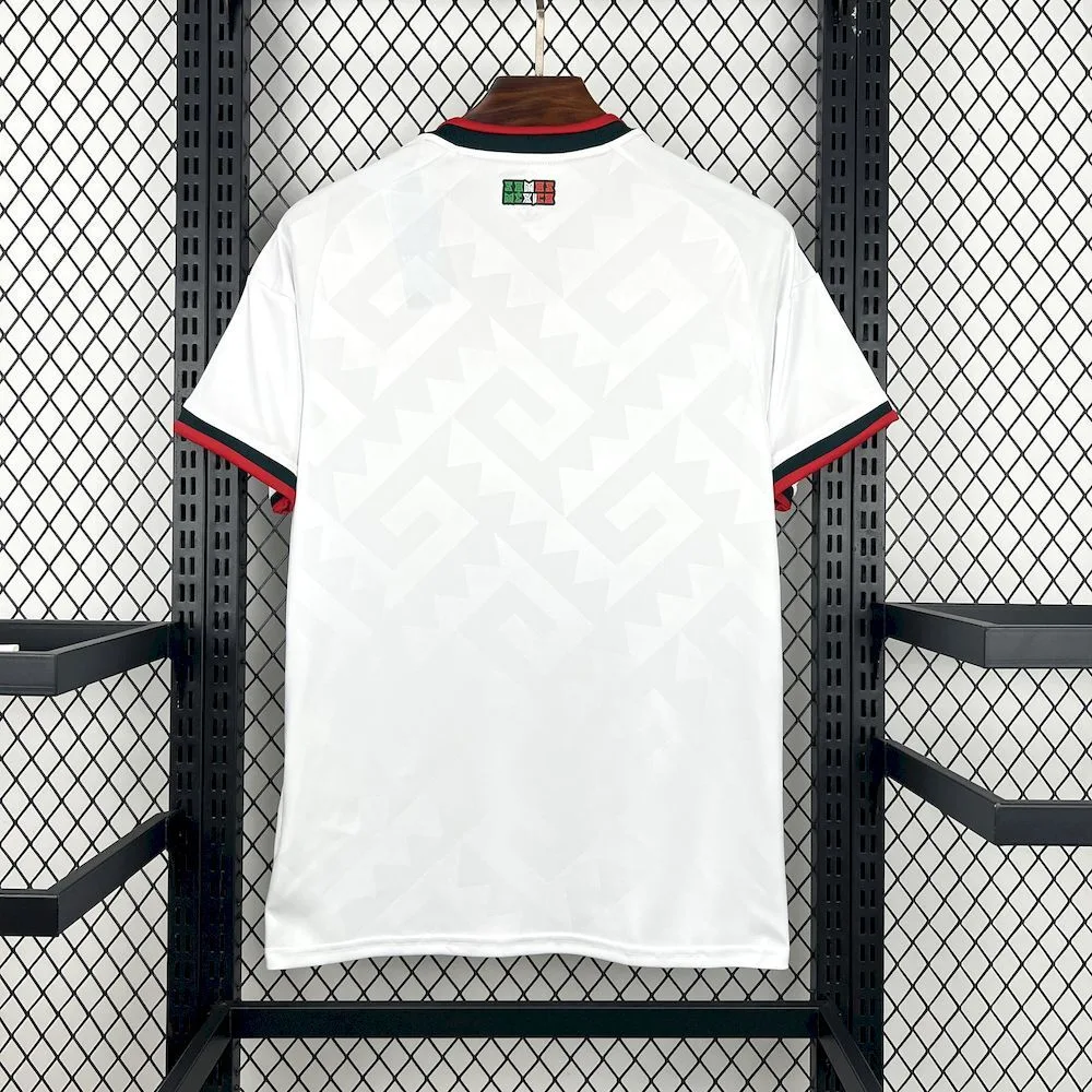 Vista posterior de la camiseta de México visitante 2026, destacando el diseño limpio en color blanco y paneles laterales verdes.