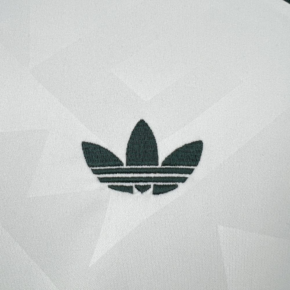 Detalle de elemento decorativo bordado en color verde sobre el pecho de la camiseta nacional mexicana.