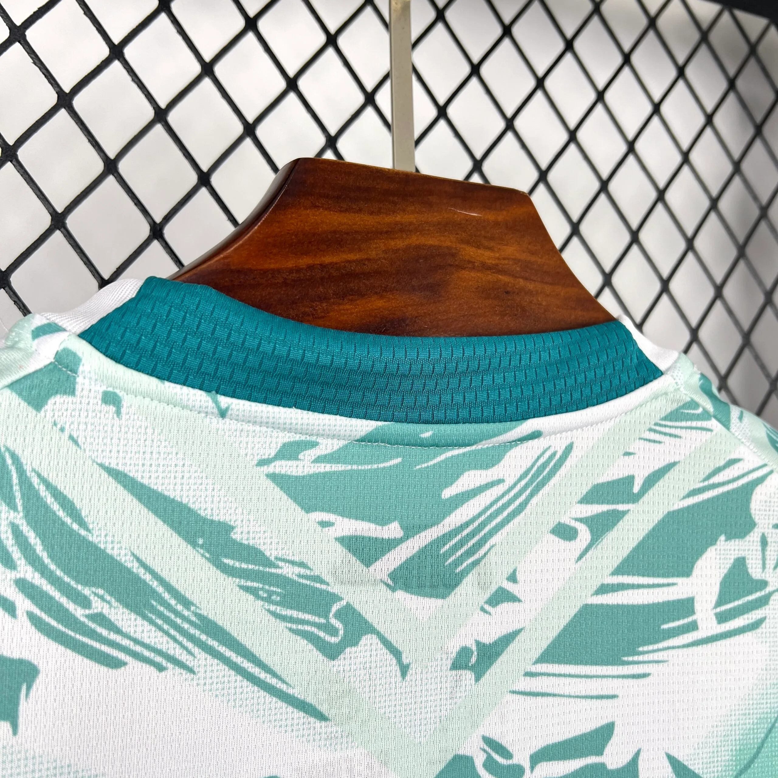 Detalle de la parte trasera del cuello en azul marino con el gráfico interior de la selección portuguesa.
