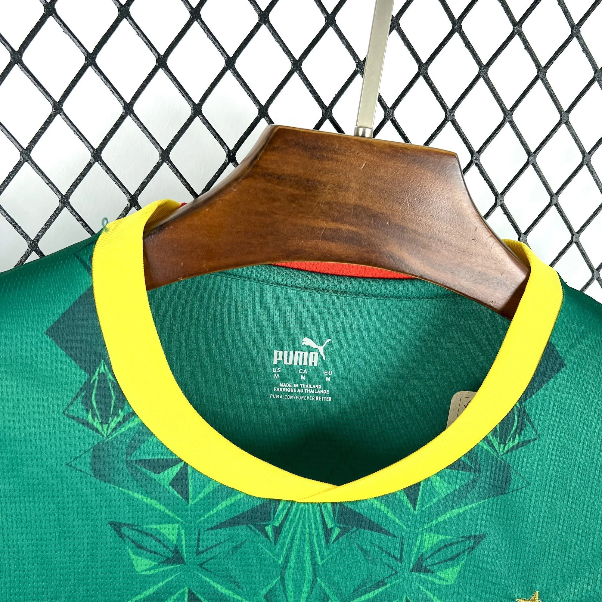 Vista del cuello redondo verde y detalles técnicos impresos en el interior de la camiseta visitante de Senegal.