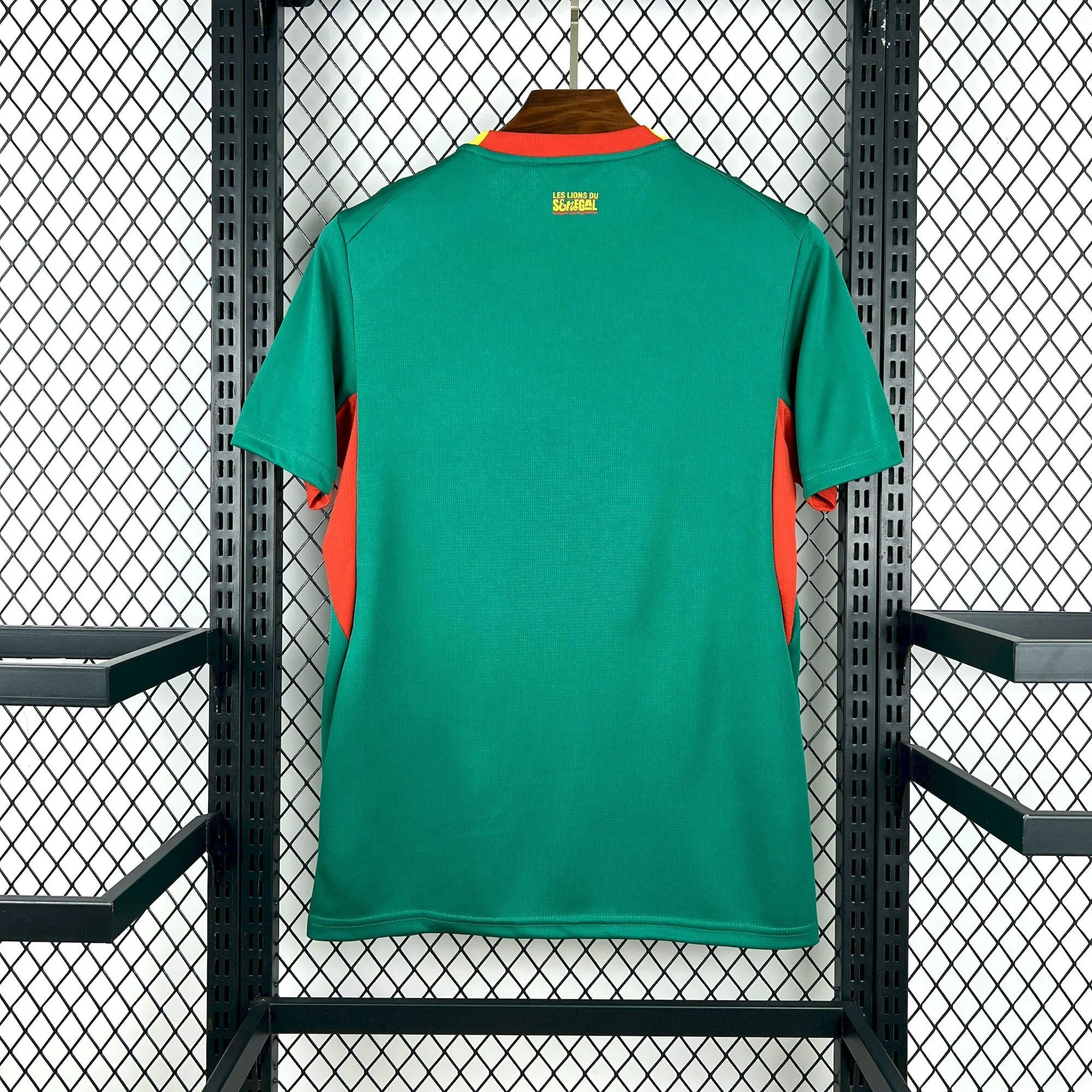 Vista posterior de la camiseta visitante de Senegal para el Mundial 2026 en color verde oscuro con detalles gráficos tonales.