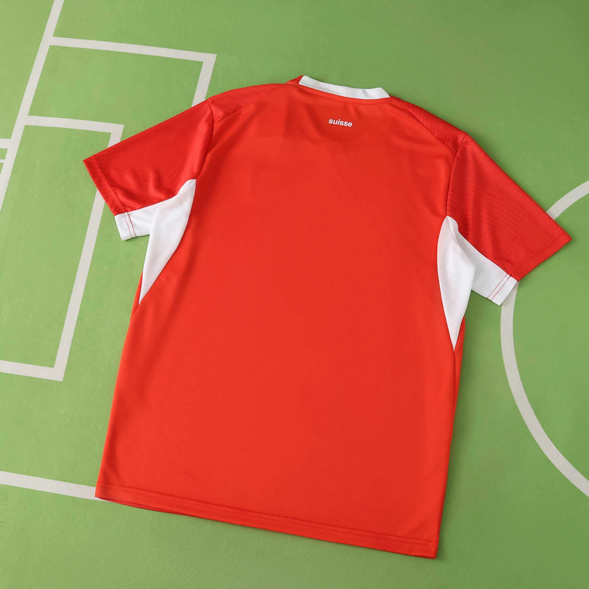Vista posterior de la equipación de Suiza para el Mundial 2026 destacando el diseño limpio en color rojo y detalles blancos en axilas.
