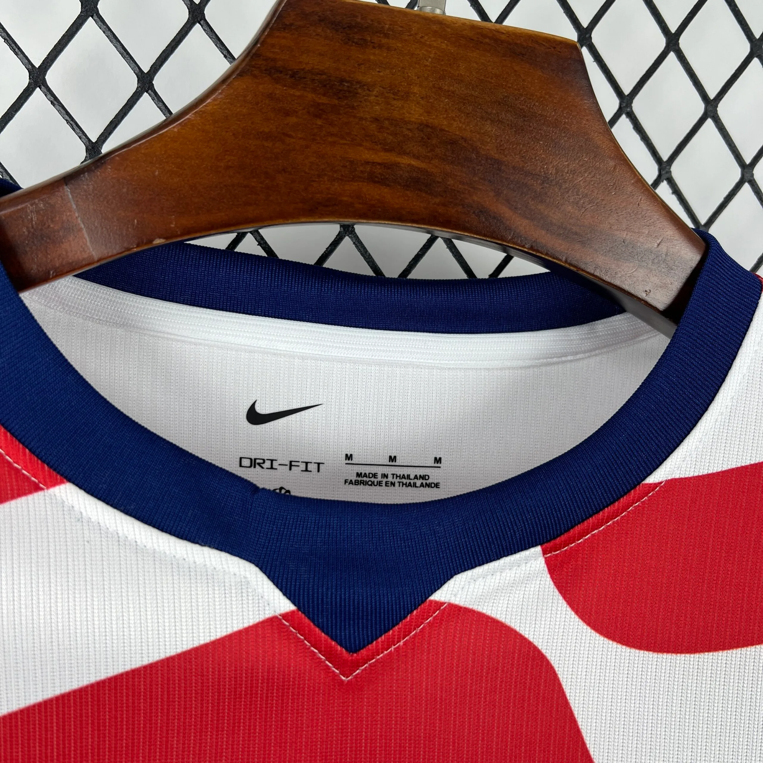 Detalle del cuello redondo azul y franja blanca interior de la segunda equipación de la selección estadounidense.