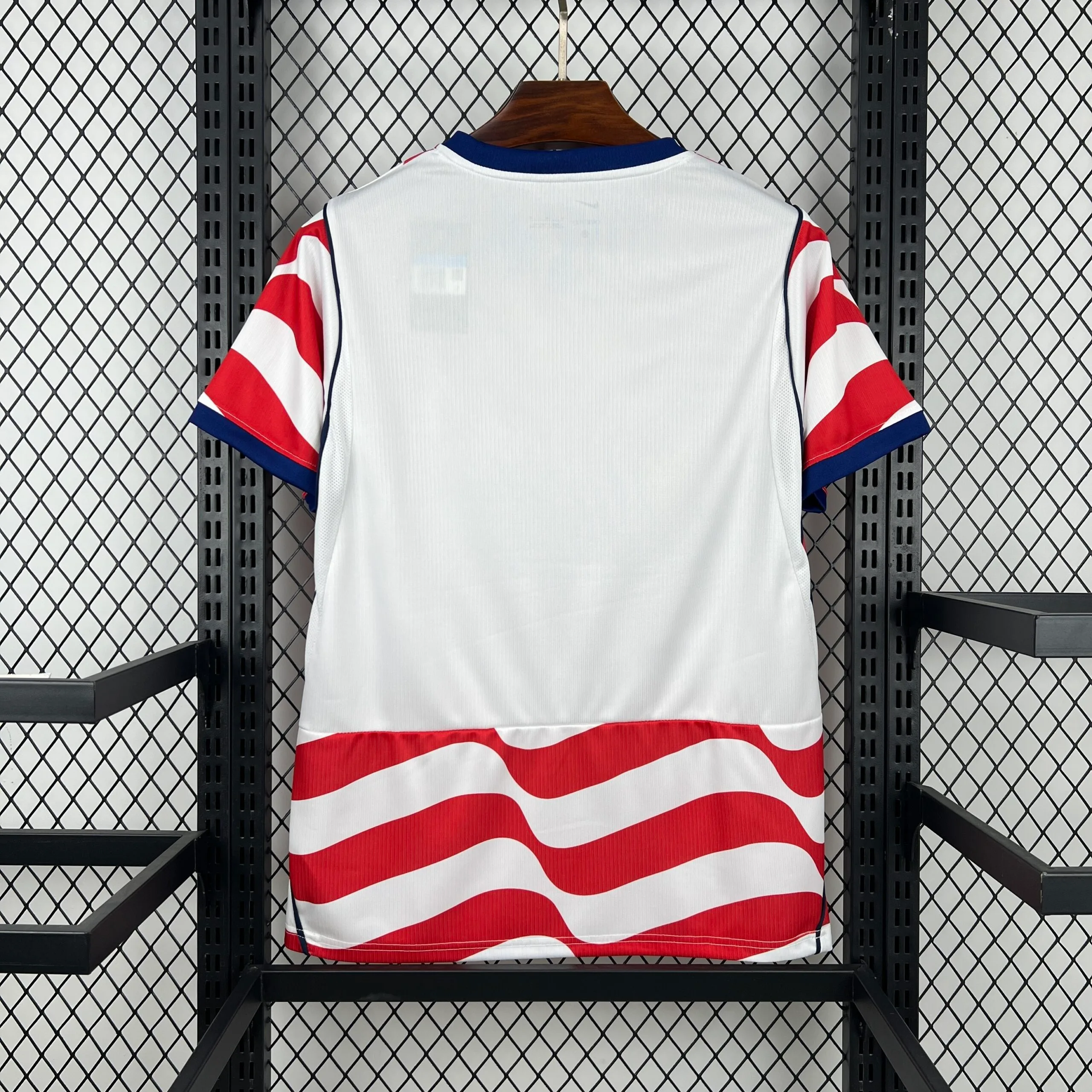 Vista posterior de la camiseta de Estados Unidos visitante 2026 con diseño tricolor y paneles transpirables.