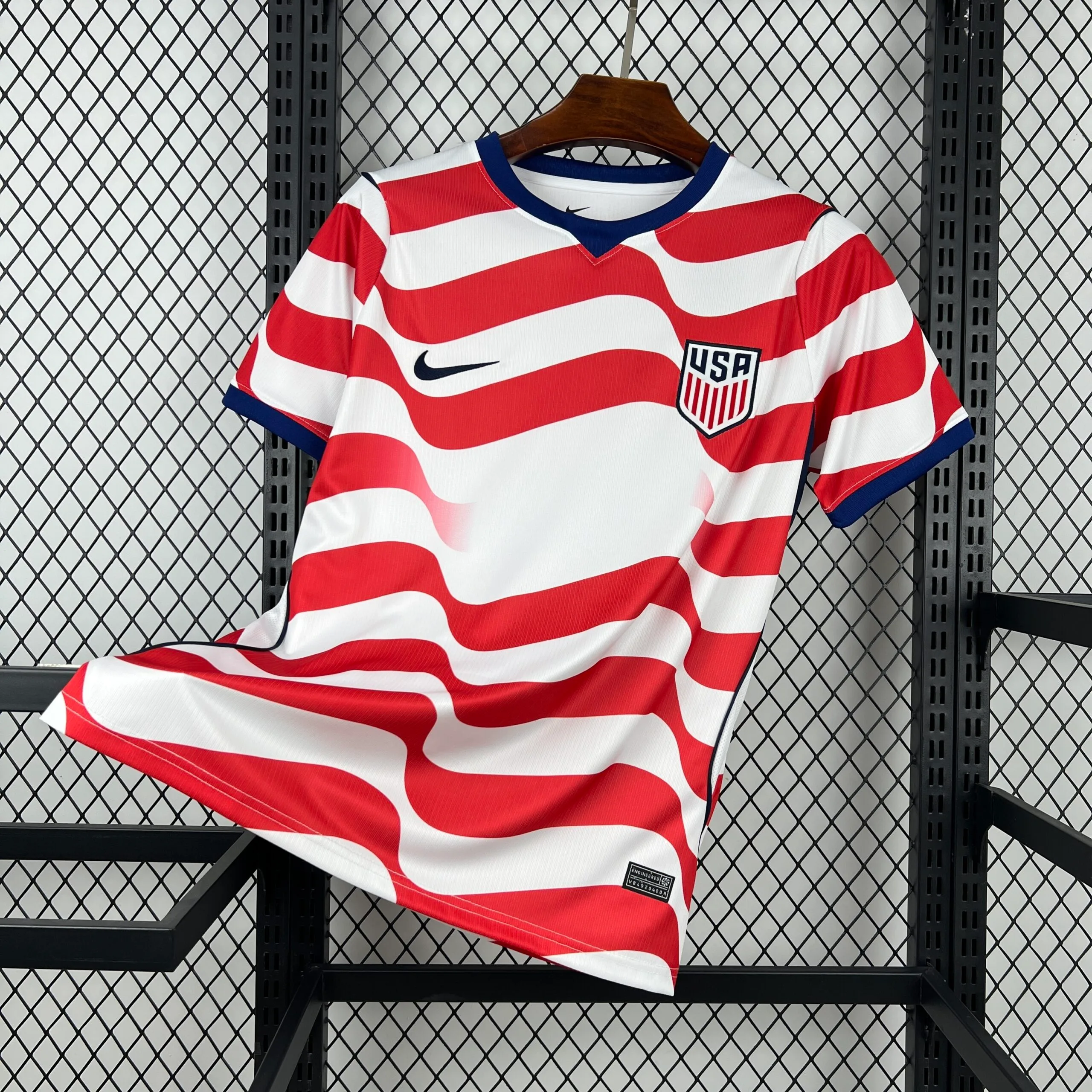Vista frontal completa de la camiseta visitante de Estados Unidos para el Mundial 2026, con diseño degradado en azul, blanco y rojo.
