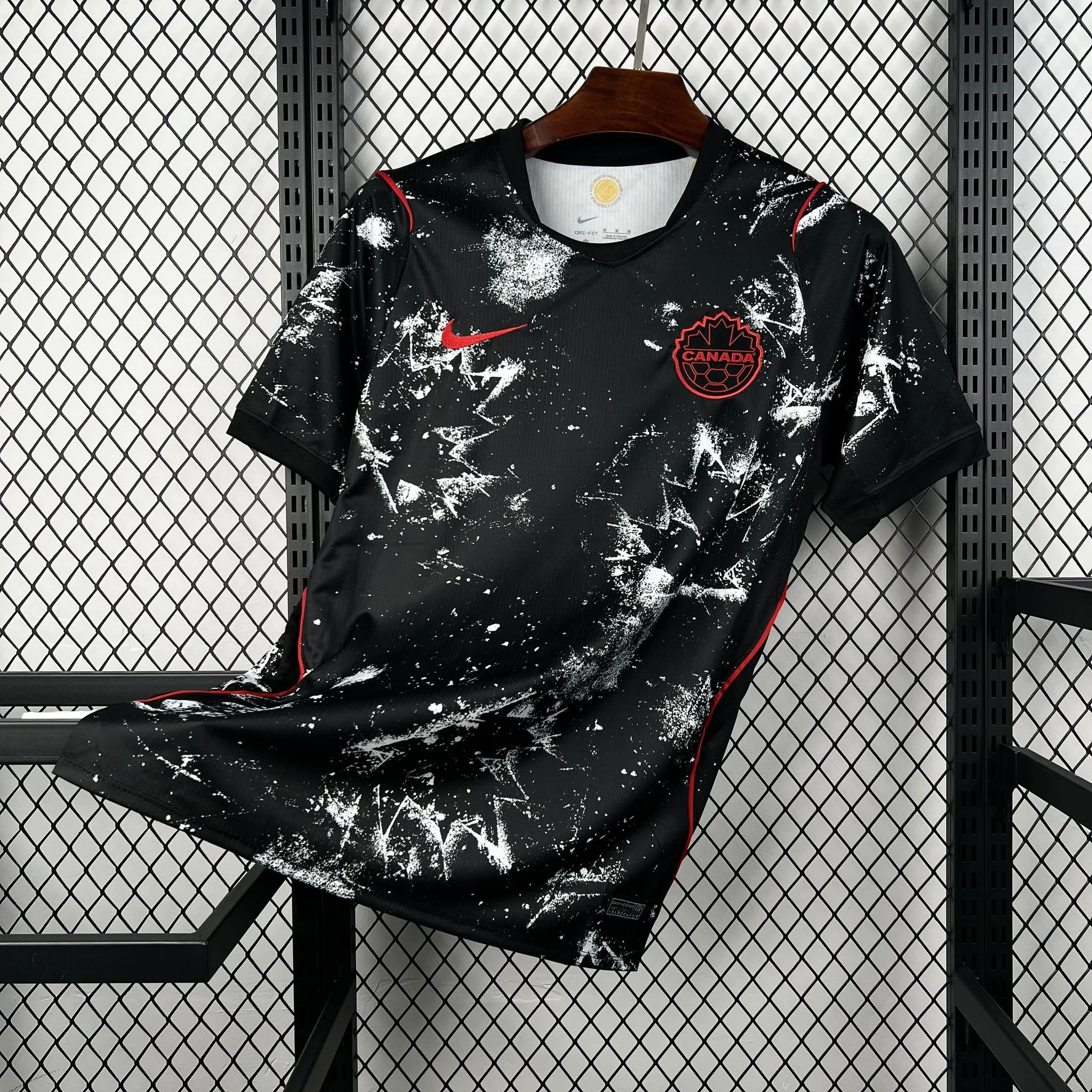Imagen frontal completa de la camiseta de Canadá visitante para el Mundial 2026, color blanco con diseño de rayas diplomáticas rojas.