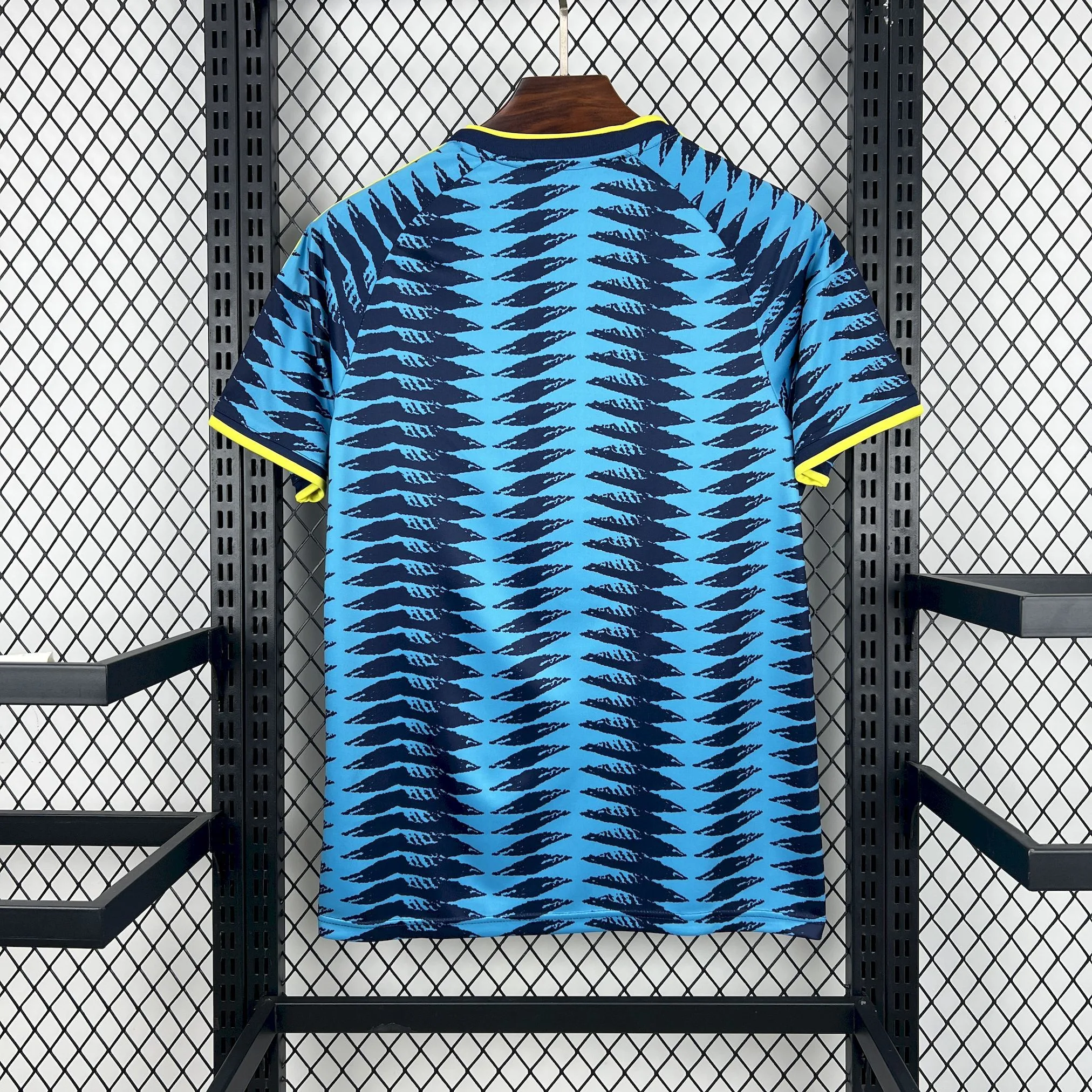 Vista posterior de la camiseta de Colombia visitante 2026, diseño elegante en color negro con sutiles texturas en el tejido.