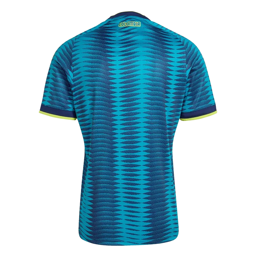 Dorsal de la camiseta de la selección de Colombia para el Mundial 2026 - Equipación visitante azul con patrón de ondas y detalles amarillos.