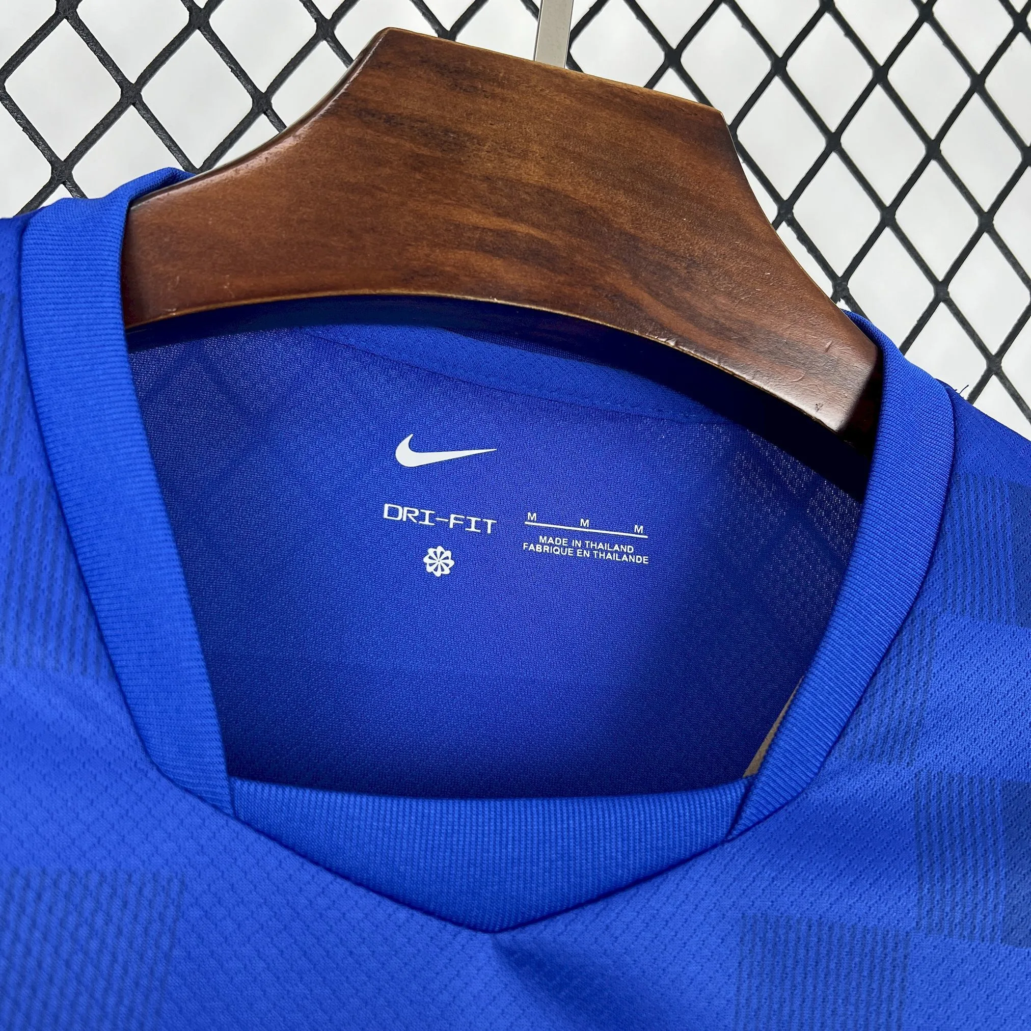 Detalle del cuello redondo en azul marino de la segunda equipación de la selección croata.