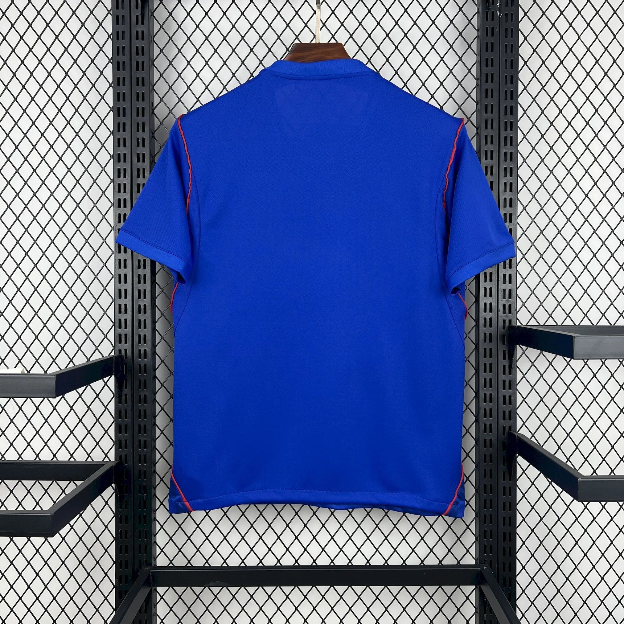 Vista posterior de la camiseta visitante de Croacia 2026, diseño en azul con sutiles detalles geométricos.