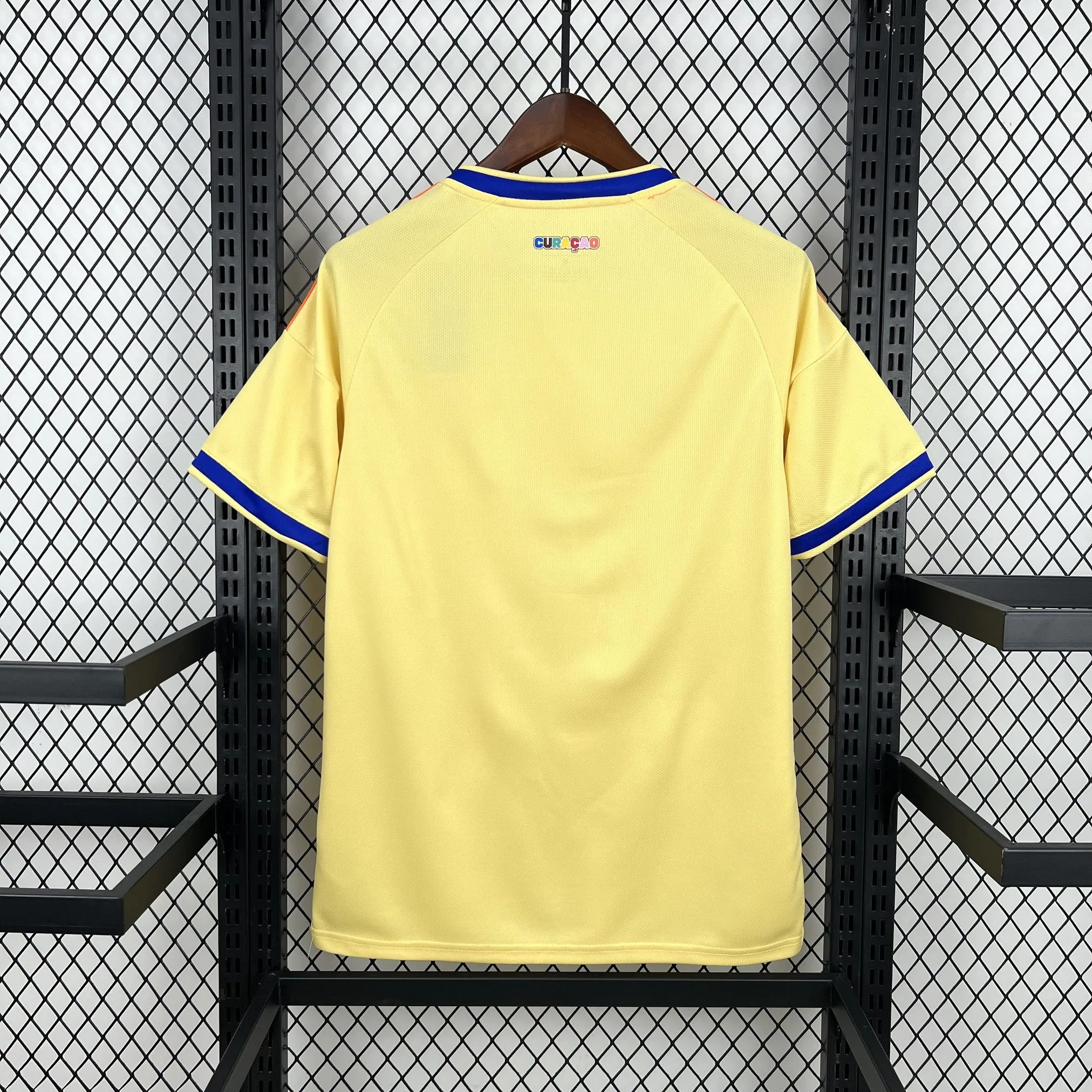 Vista posterior de la camiseta visitante de Curazao para el Mundial 2026, diseño limpio en color blanco con detalles.
