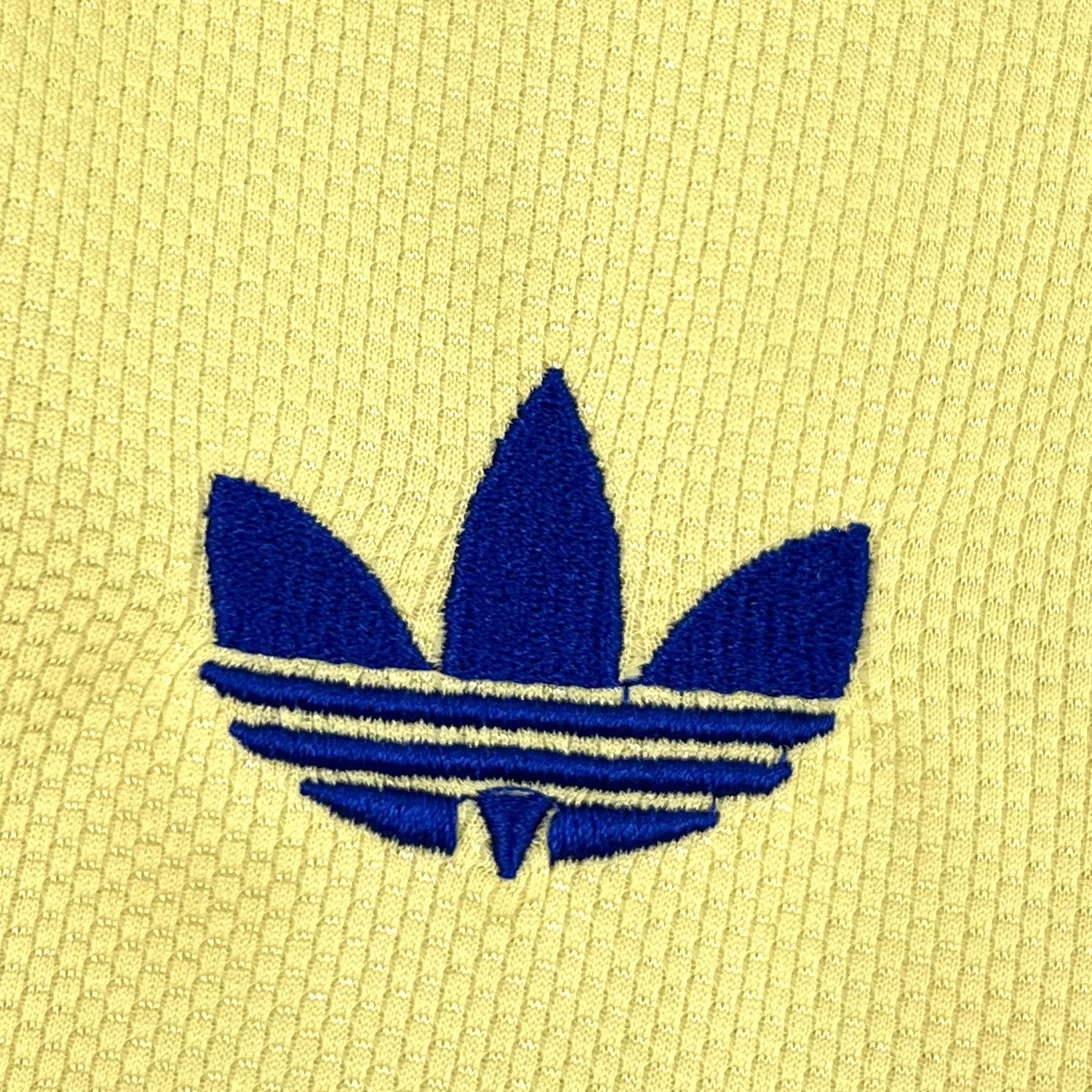 Detalle decorativo bordado en color azul sobre el pecho de la camiseta de la selección de Curazao.