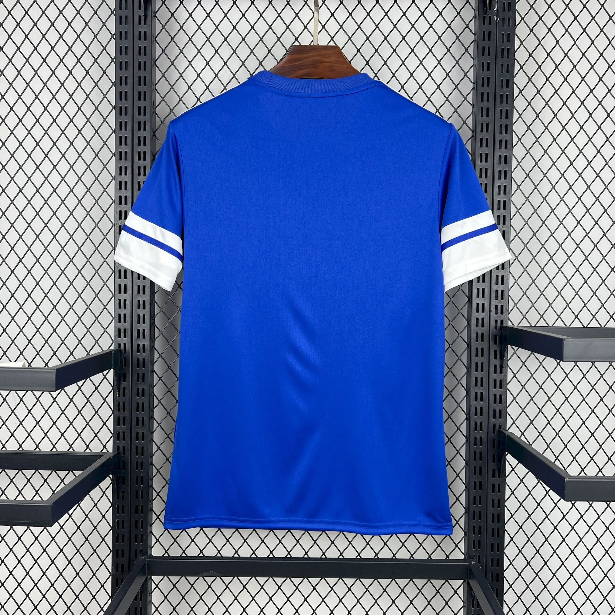 Vista posterior de la camiseta de Curazao para el Mundial 2026, diseño en color azul con detalles amarillos en el cuello.