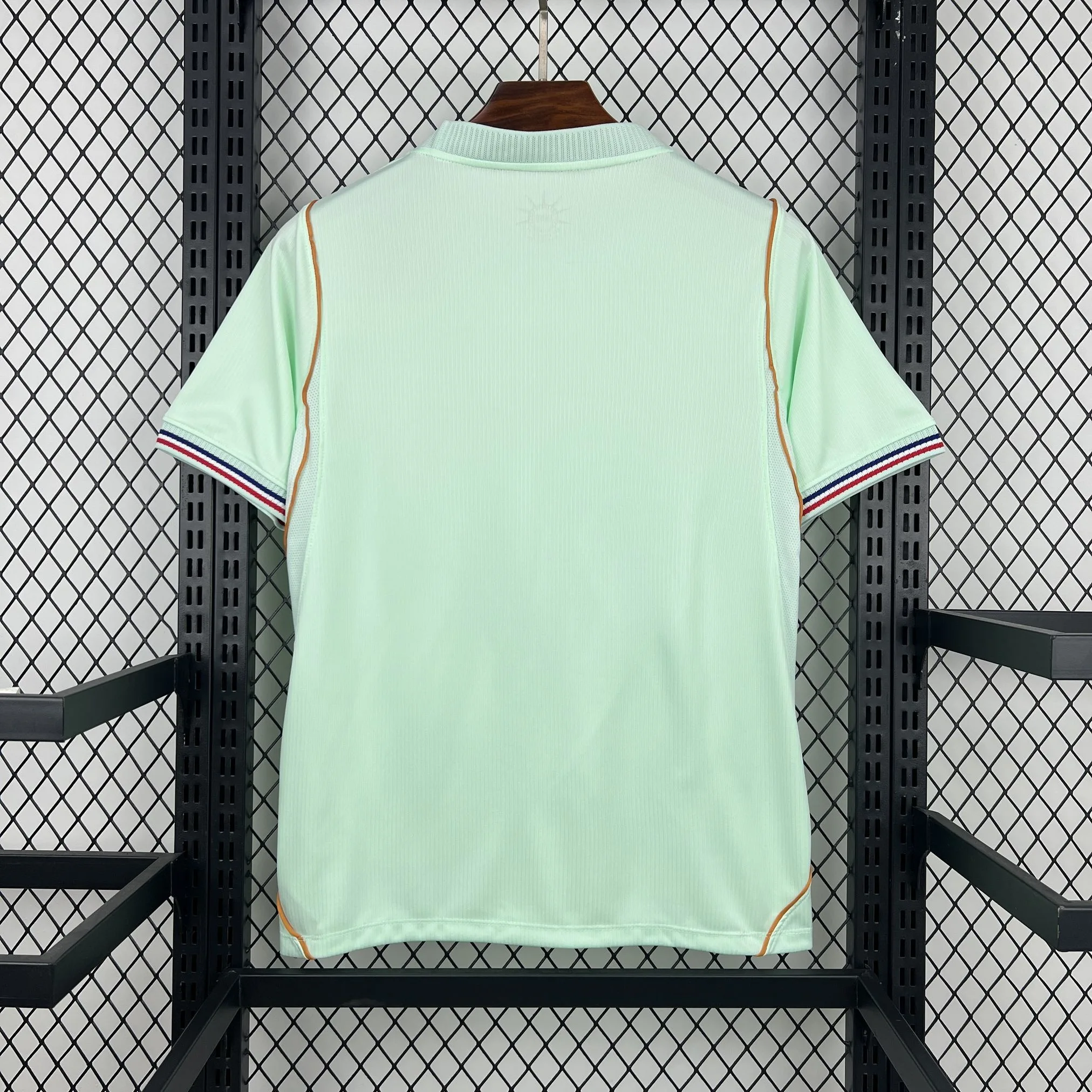 Vista posterior de la camiseta de Francia visitante 2026, destacando el diseño limpio y el patrón de rayas diplomáticas.
