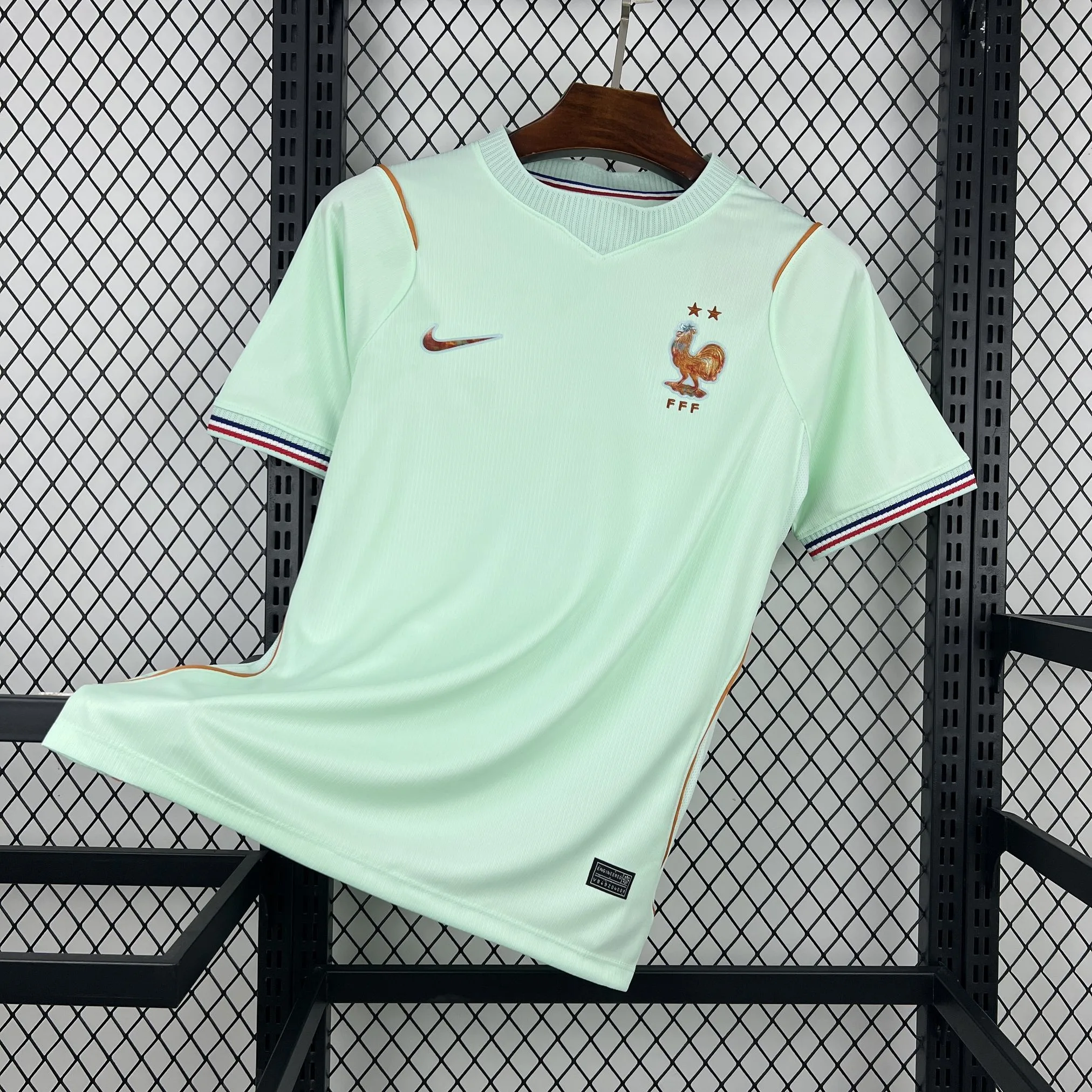 Imagen frontal completa de la camiseta de Francia visitante para el Mundial 2026, blanca con finas rayas verticales azules.
