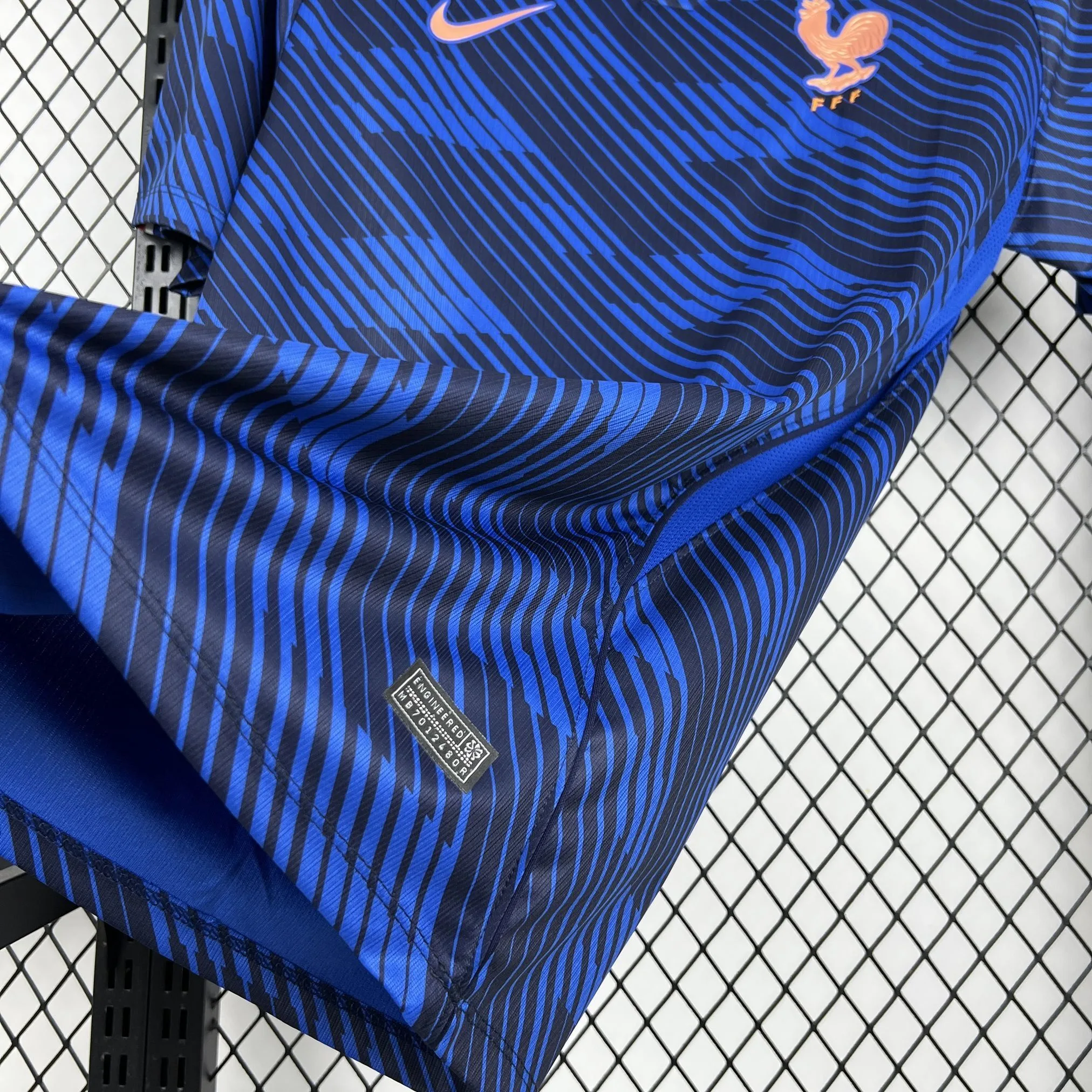 Primer plano del acabado inferior de la equipación francesa destacando la textura del material transpirable.