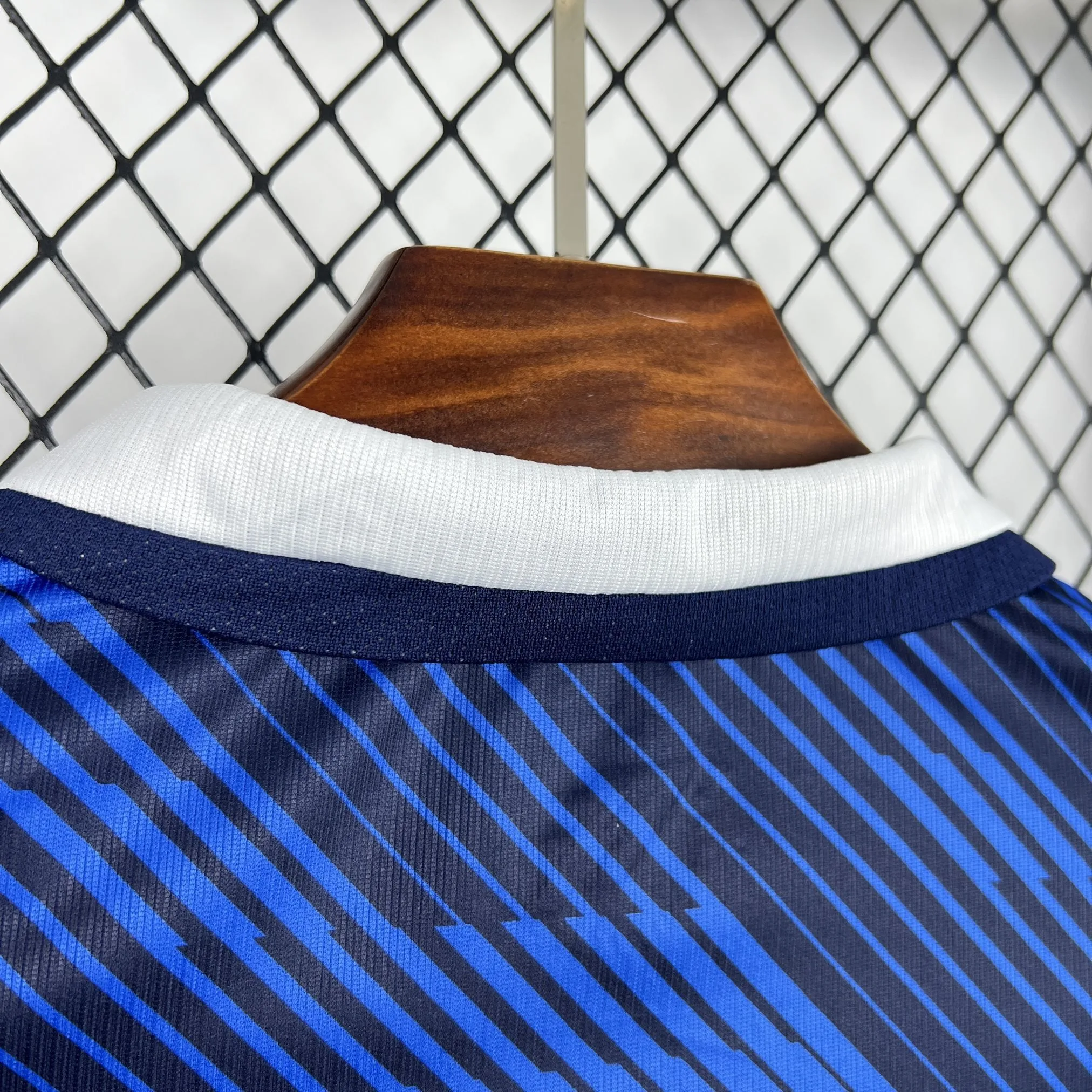 Detalle de la parte trasera del cuello resaltando el diseño tricolor y el acabado del tejido técnico.