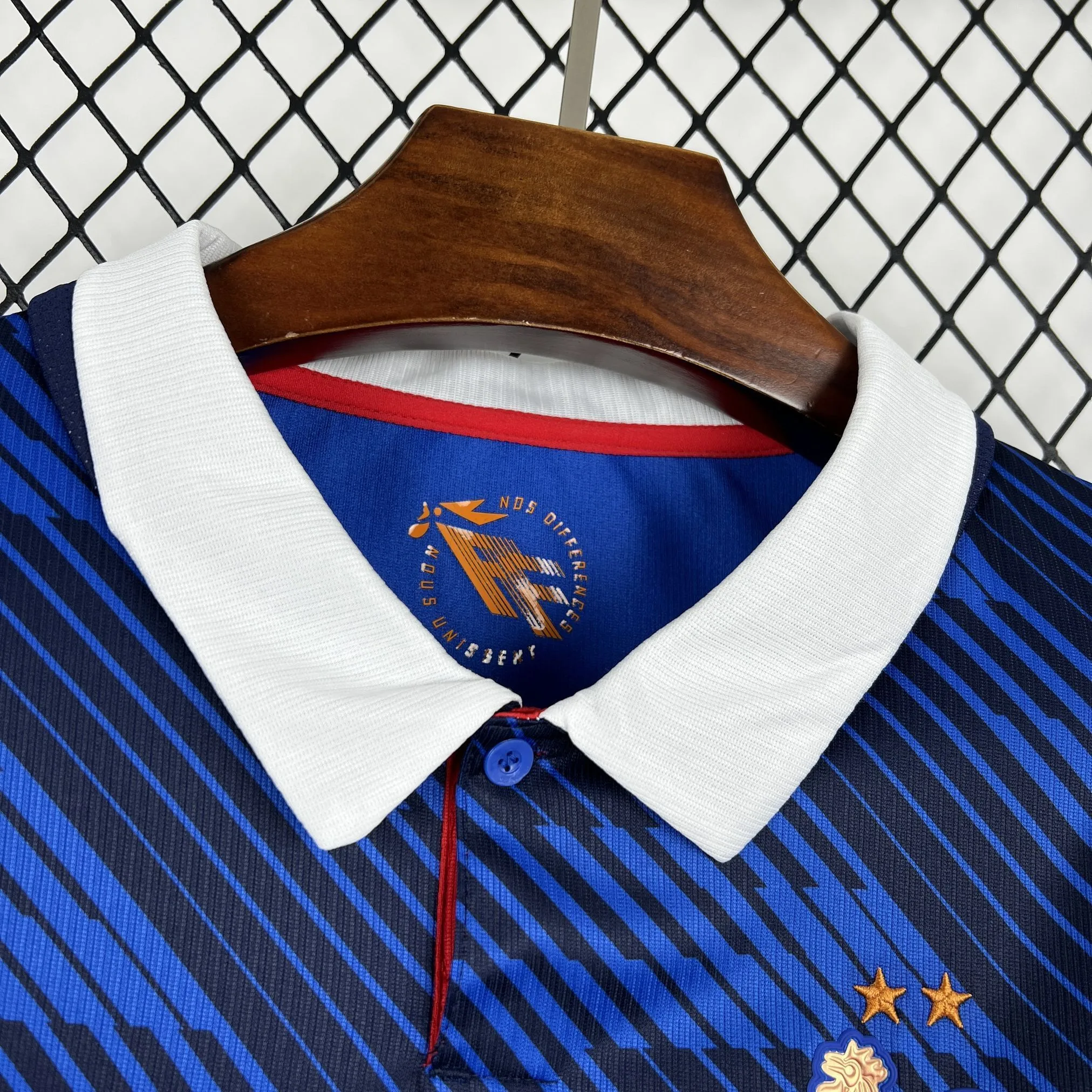Vista frontal del cuello redondo bicolor azul y blanco con detalle de la bandera francesa en el interior.