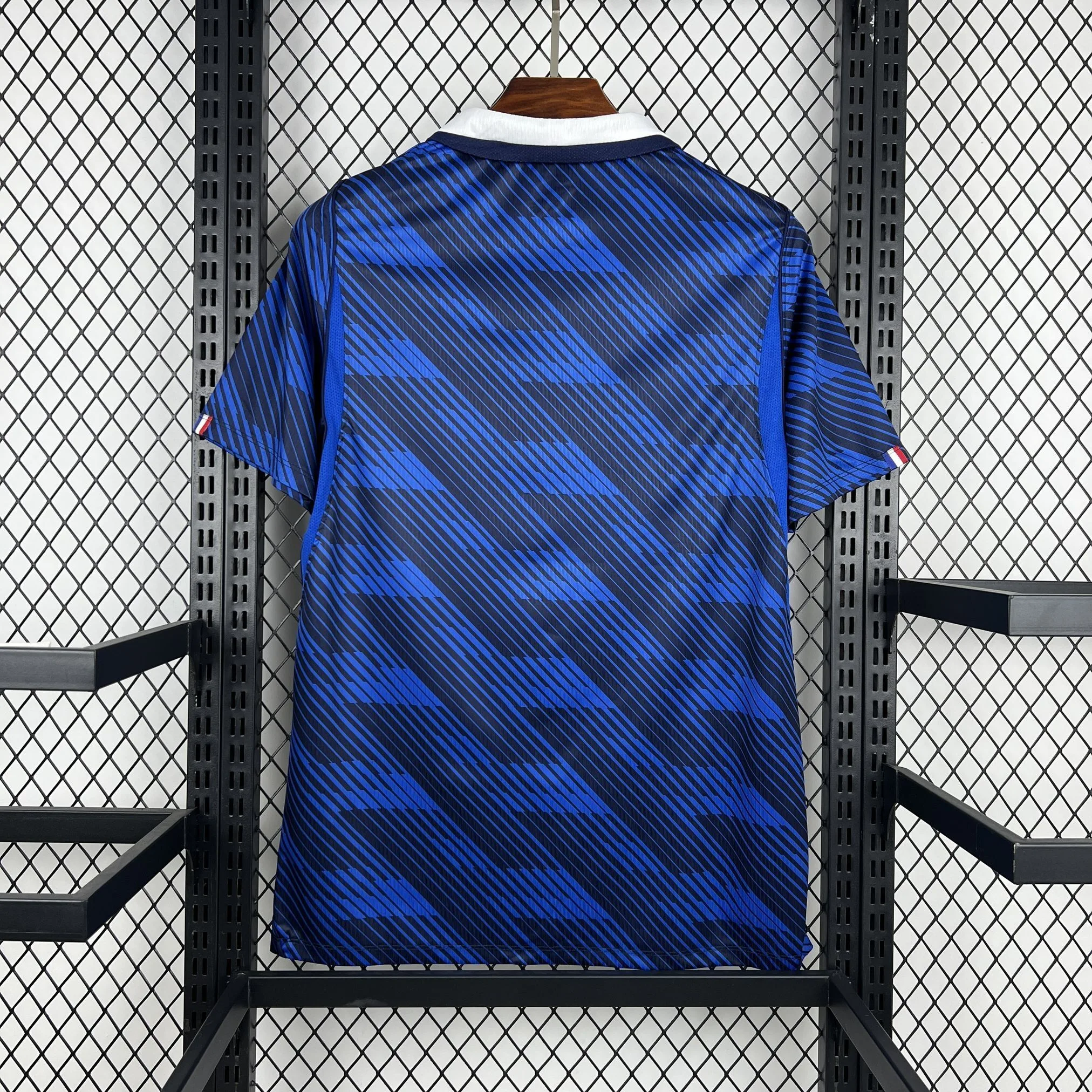 Vista posterior de la camiseta de la selección de Francia mostrando el diseño limpio y el tono azul vibrante.