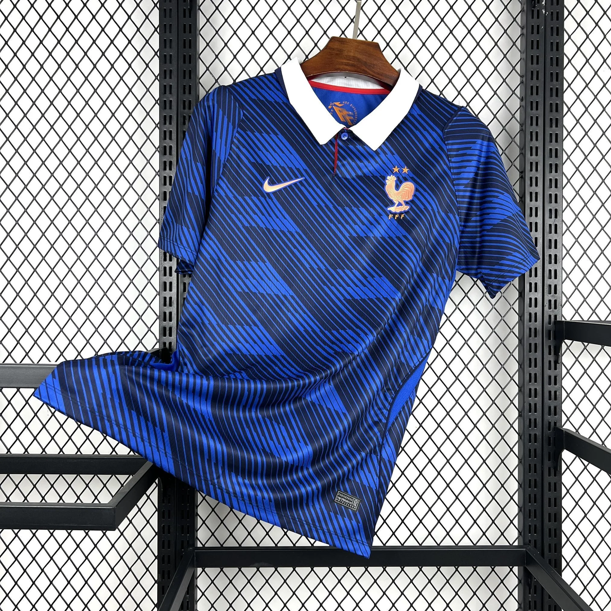 Imagen frontal completa de la camiseta de Francia para el Mundial 2026 en color azul brillante con detalles dorados.