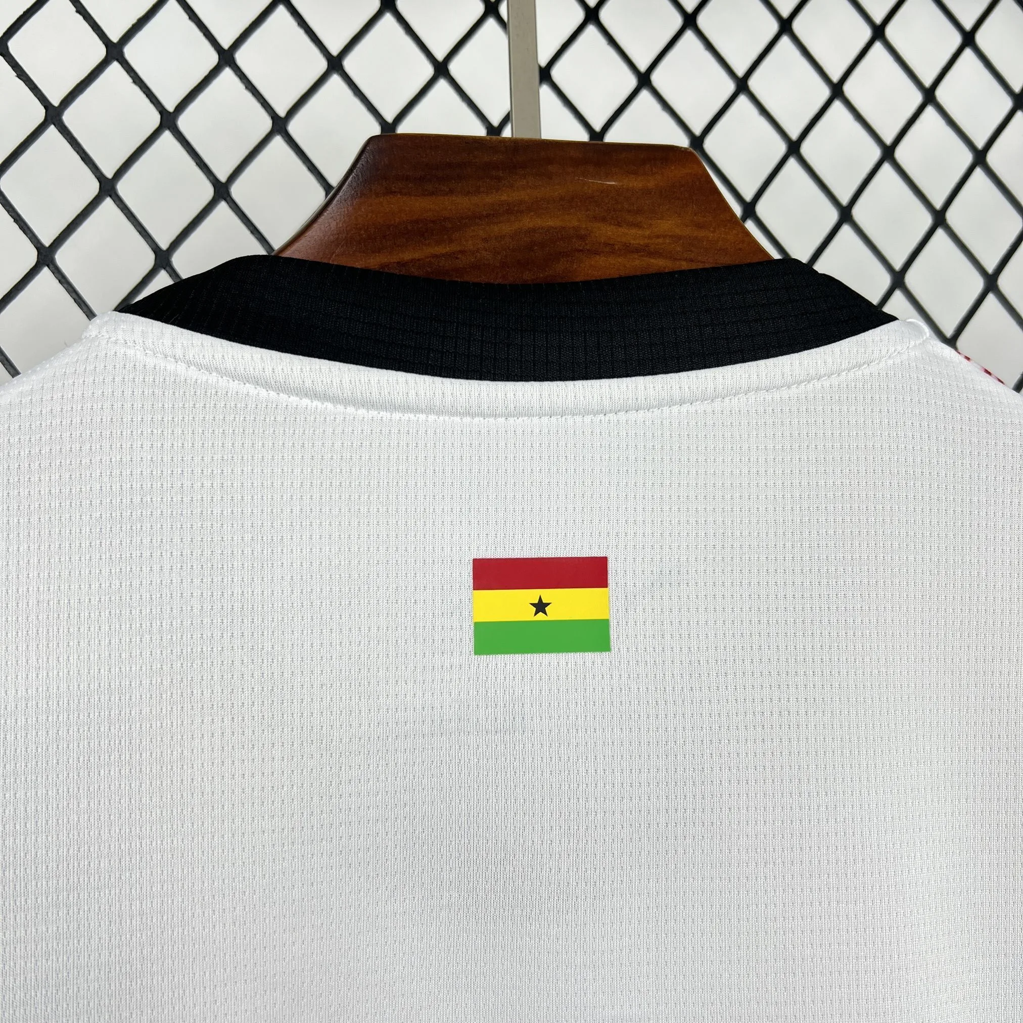 Detalle de la parte posterior del cuello negro con la bandera de Ghana estampada en la nuca.