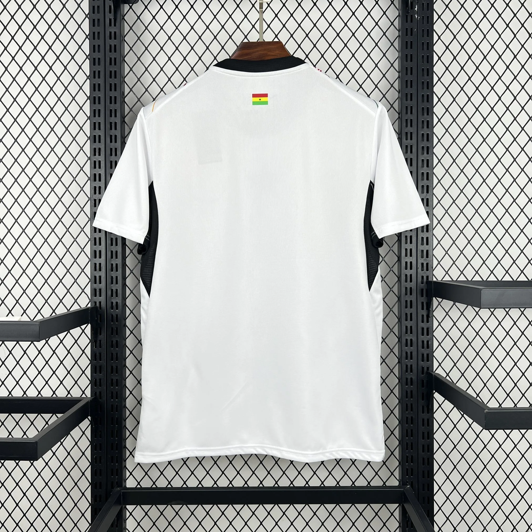 Vista posterior completa de la camiseta de Ghana para el Mundial 2026 en color blanco con paneles laterales negros.