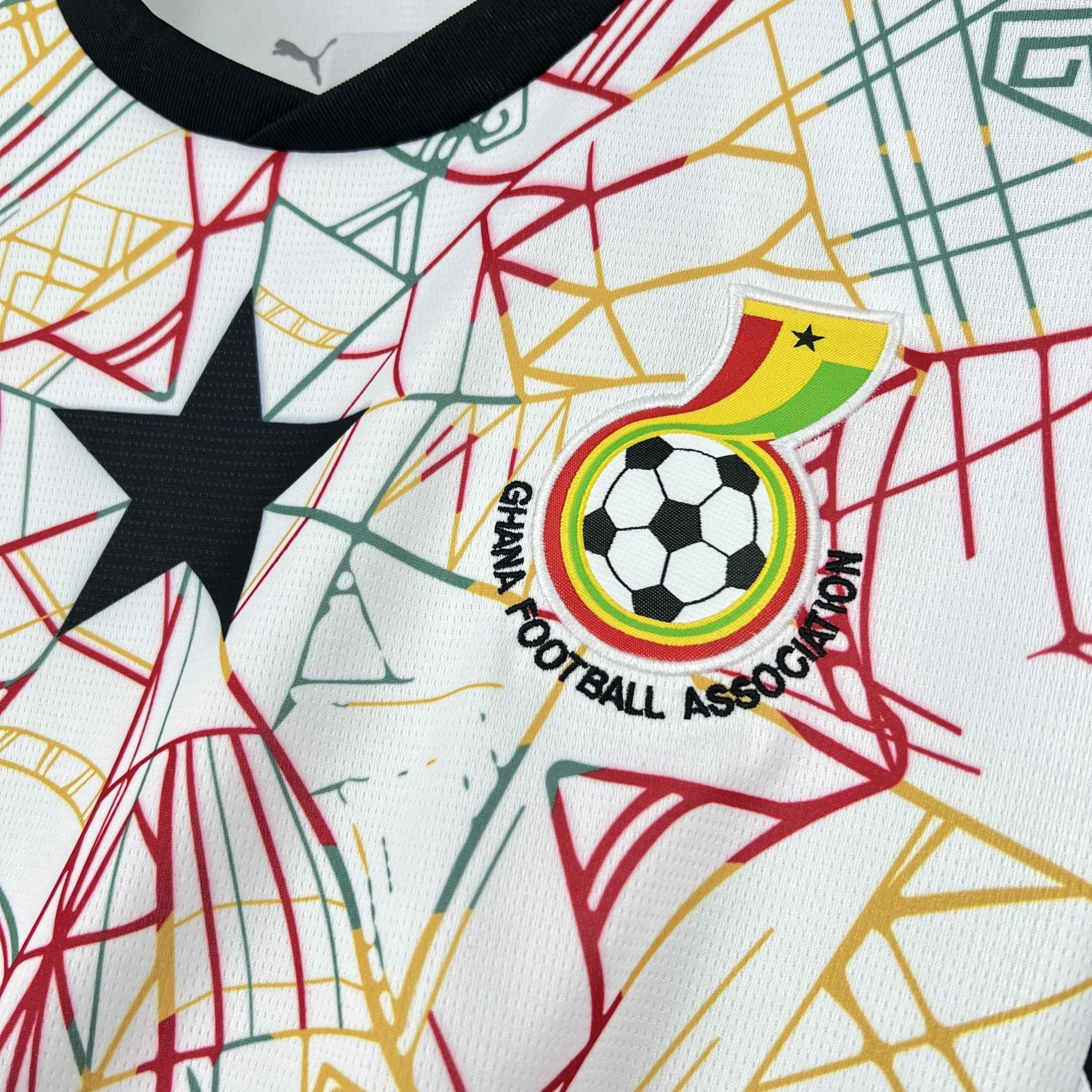 Primer plano del escudo de la Asociación de Fútbol de Ghana bordado junto a la icónica estrella negra central.