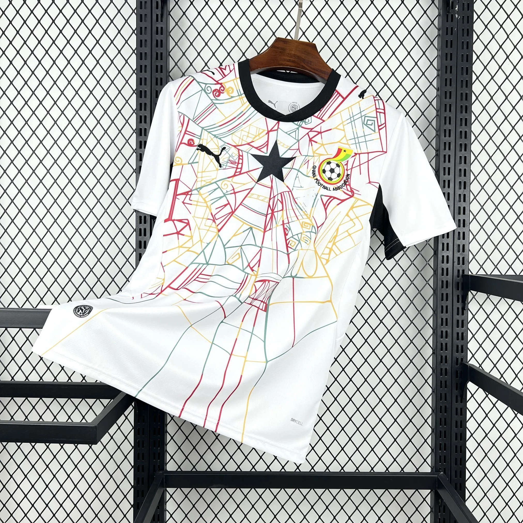 Vista frontal completa de la camiseta de Ghana para el Mundial 2026, destacando el diseño gráfico de líneas coloridas y la estrella negra.