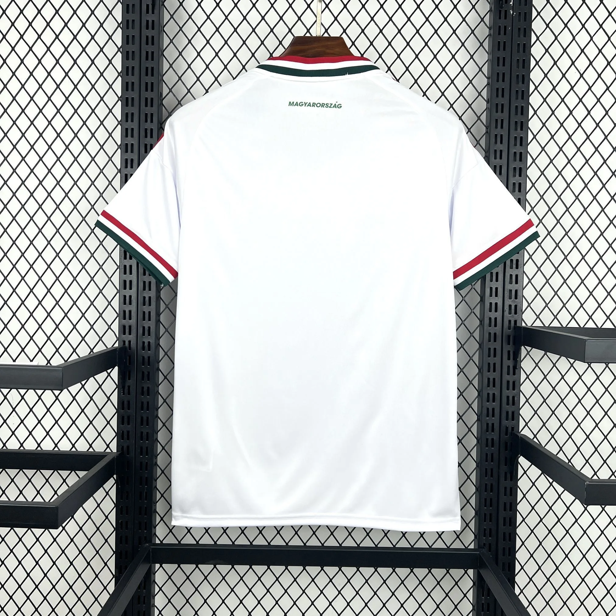 Vista posterior de la camiseta de Hungría visitante para el Mundial 2026, diseño limpio en color blanco.