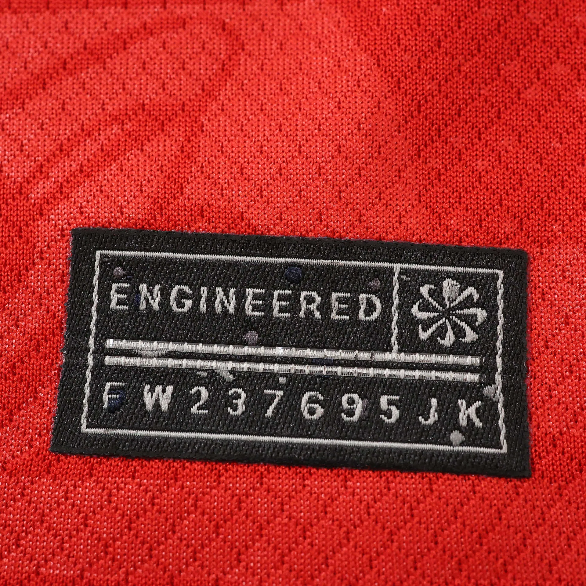 Detalle del acabado inferior de la camiseta y el patrón gráfico lateral multicolor de la segunda equipación inglesa.