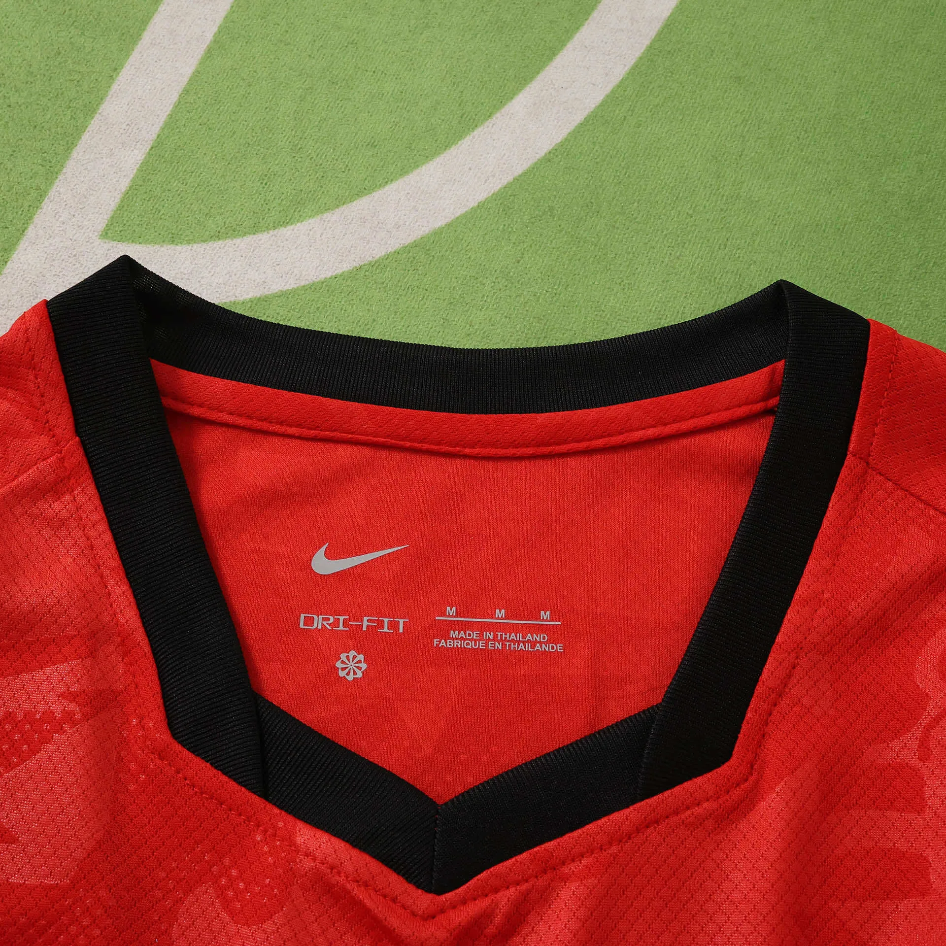 Detalle del cuello redondo en color púrpura con la inscripción interior "HAPPY AND GLORIOUS" de la selección inglesa.