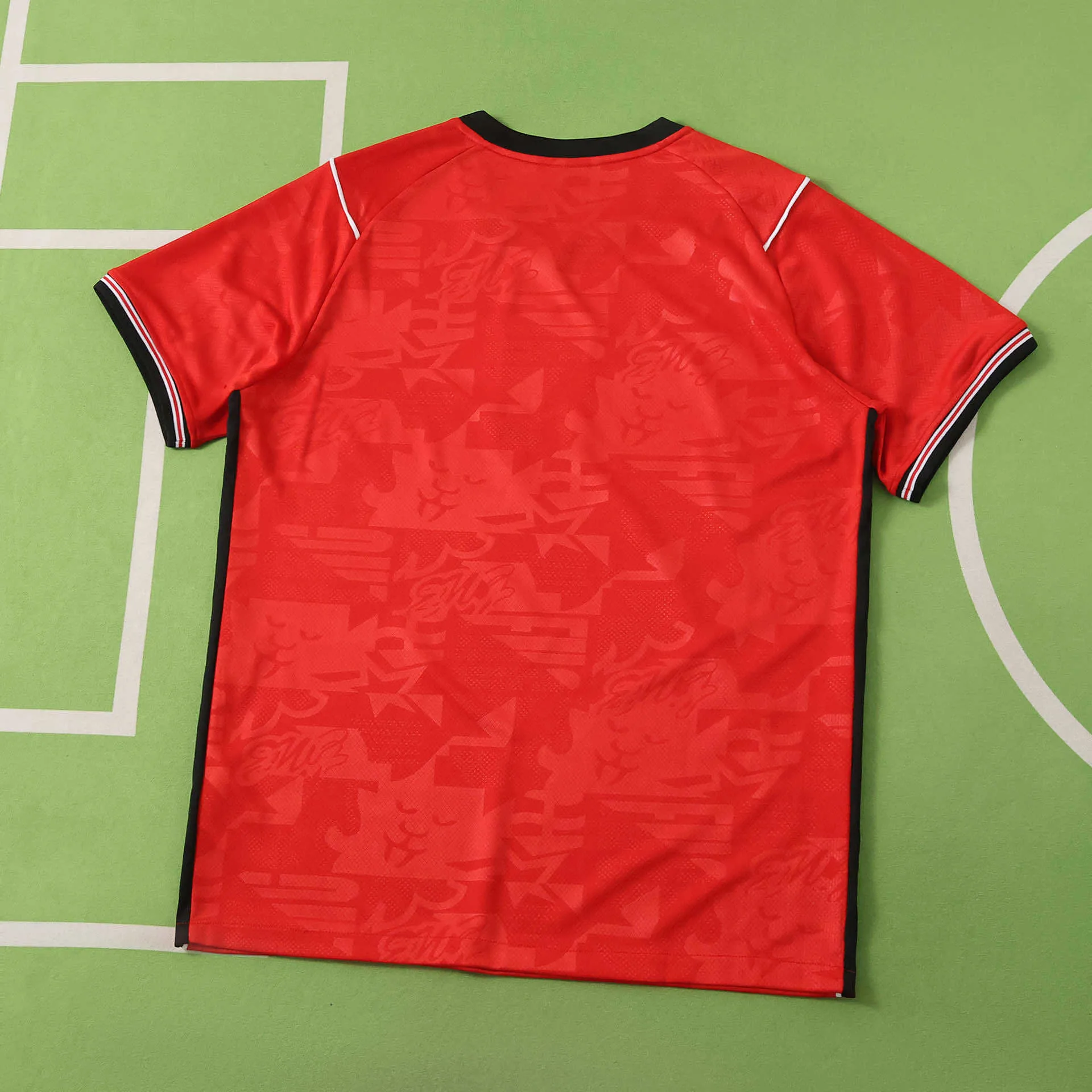 Vista posterior de la camiseta de Inglaterra visitante 2026, diseño en color púrpura con paneles laterales de colores vibrantes.