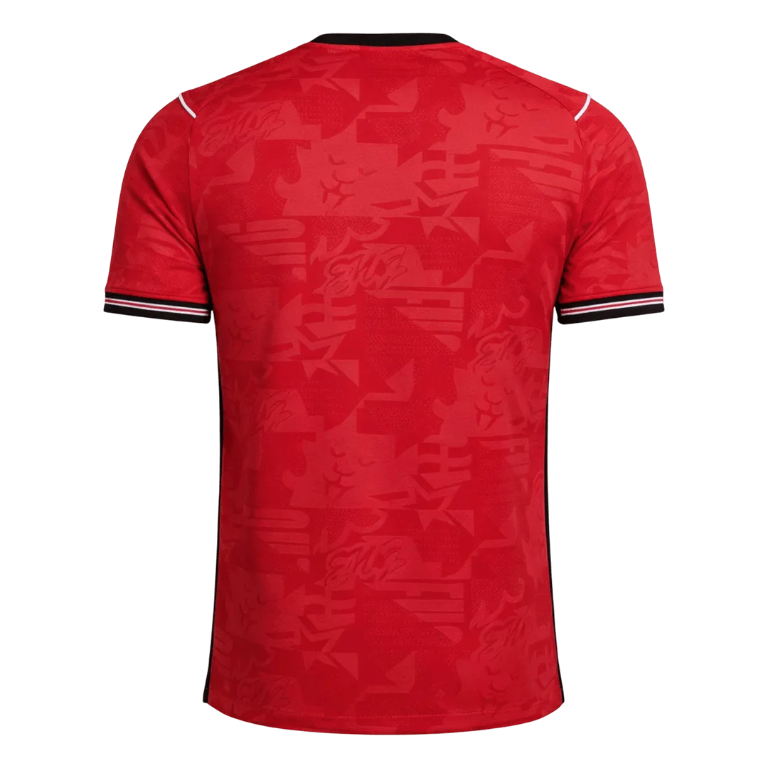 Dorsal de la camiseta de la selección de Inglaterra para el Mundial 2026 - Equipación visitante roja con patrones tonales.