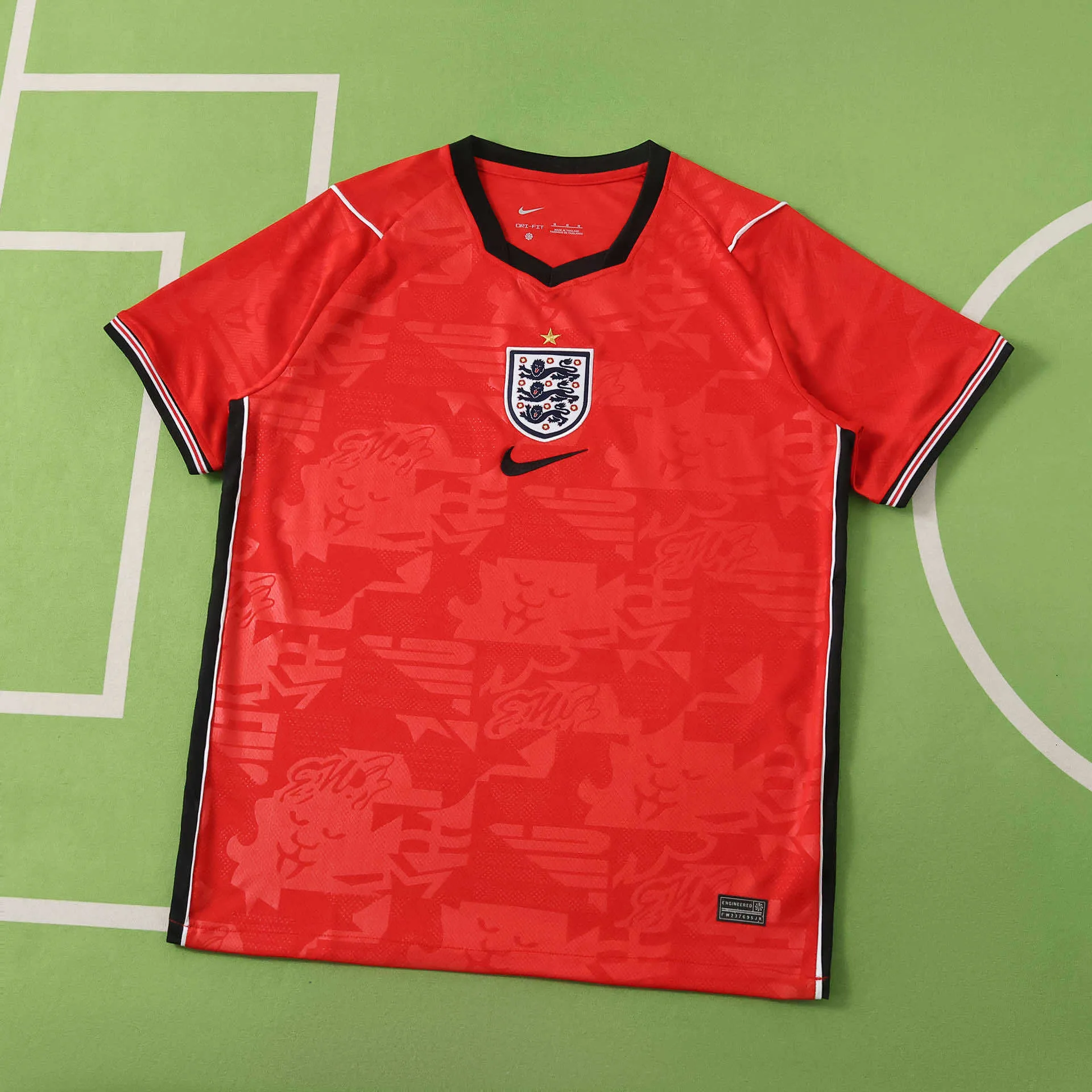 Imagen frontal completa de la camiseta visitante de Inglaterra para el Mundial 2026 en color púrpura oscuro con detalles laterales multicolores.