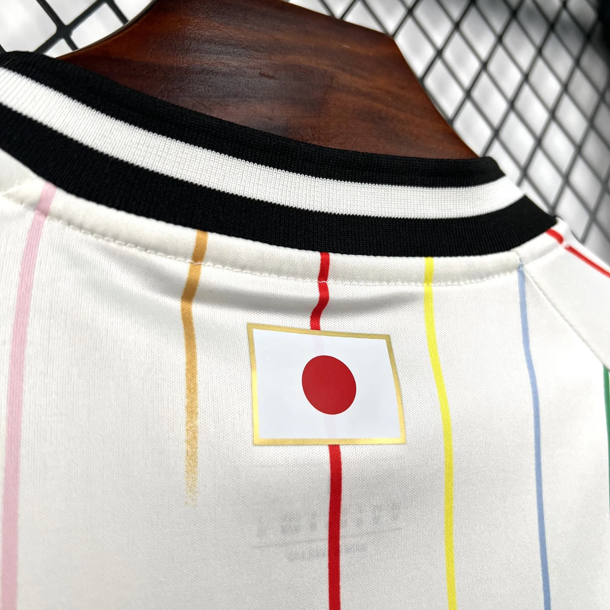 Vista posterior del cuello con detalle de la bandera nacional de Japón aplicada en la parte superior de la espalda.