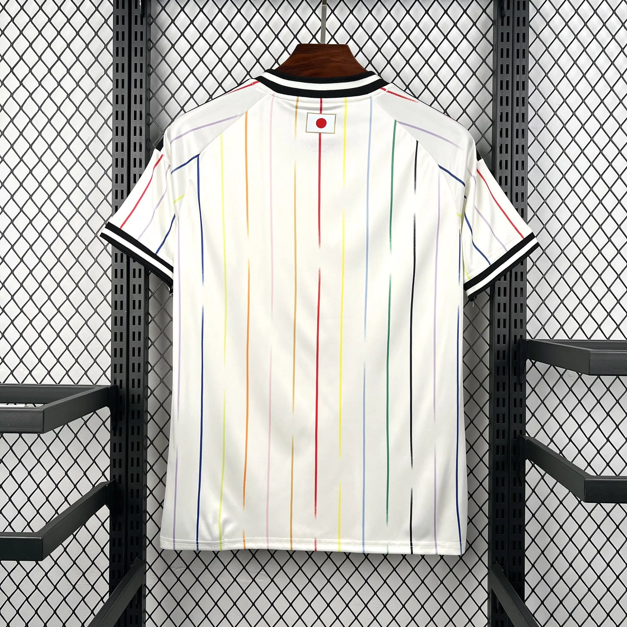 Vista posterior de la camiseta visitante de Japón para el Mundial 2026 en color blanco con detalles negros y rojos.