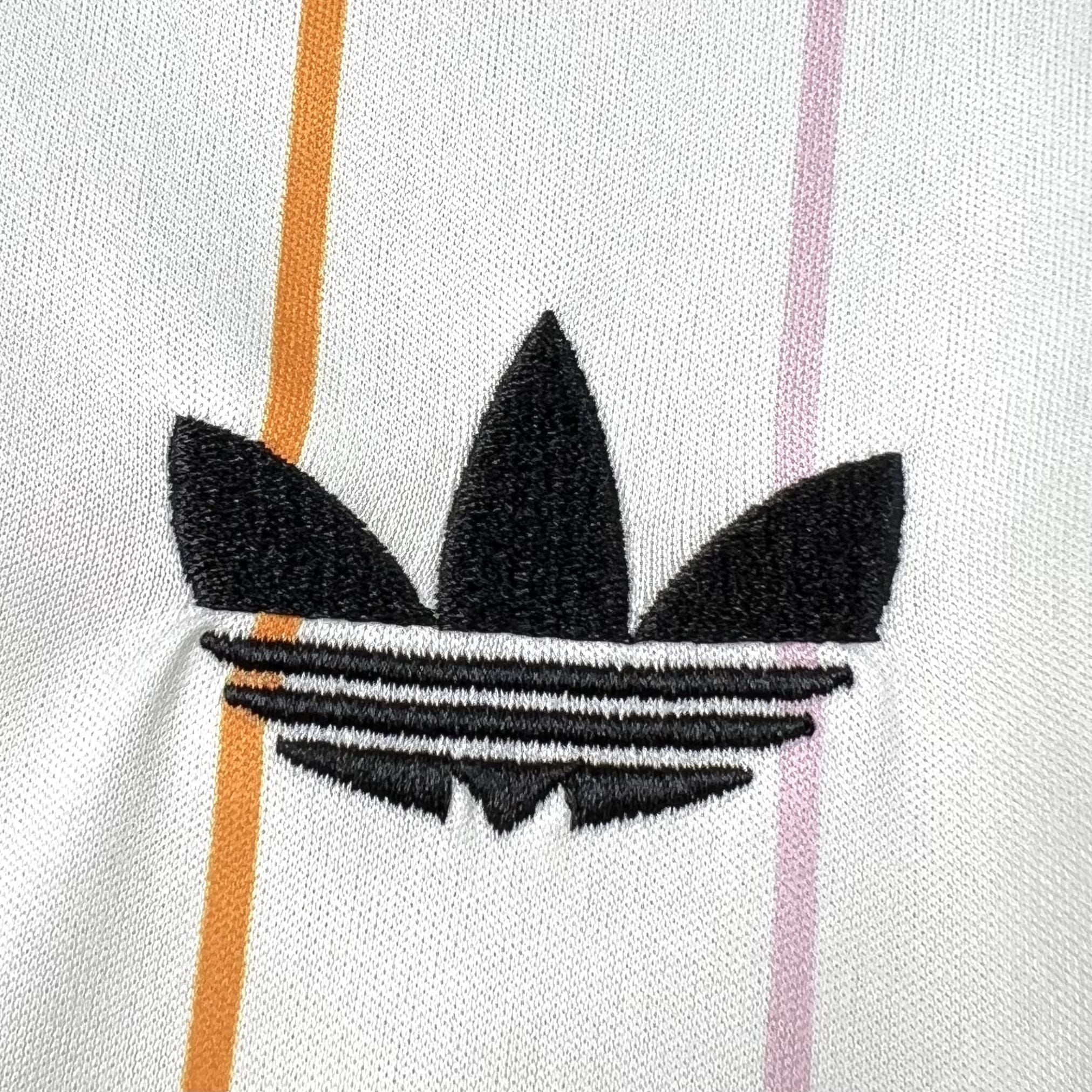 Detalle de logotipo decorativo bordado en color negro sobre el pecho de la segunda equipación de Japón.