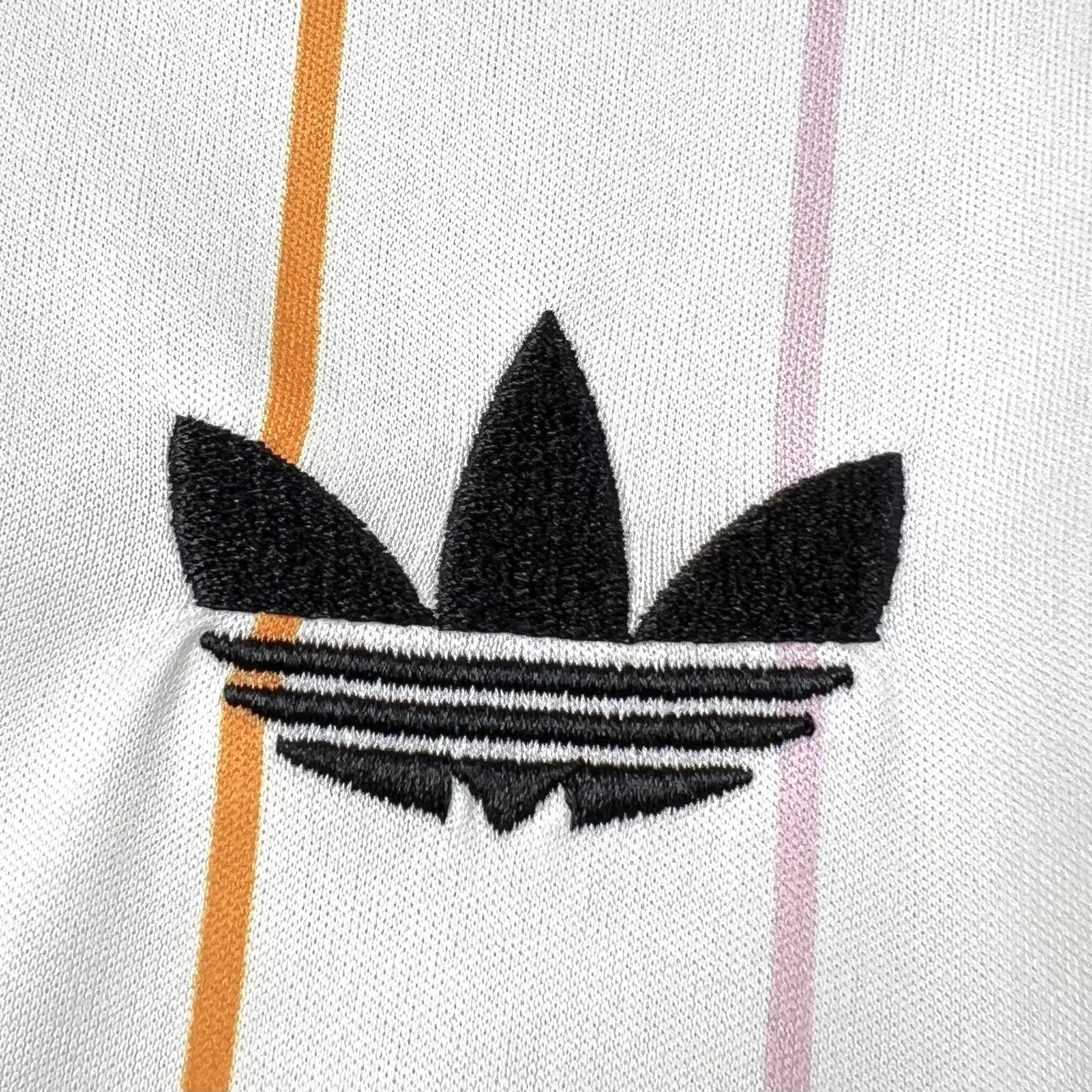 Detalle de logotipo decorativo bordado en color negro sobre el pecho de la segunda equipación de Japón.