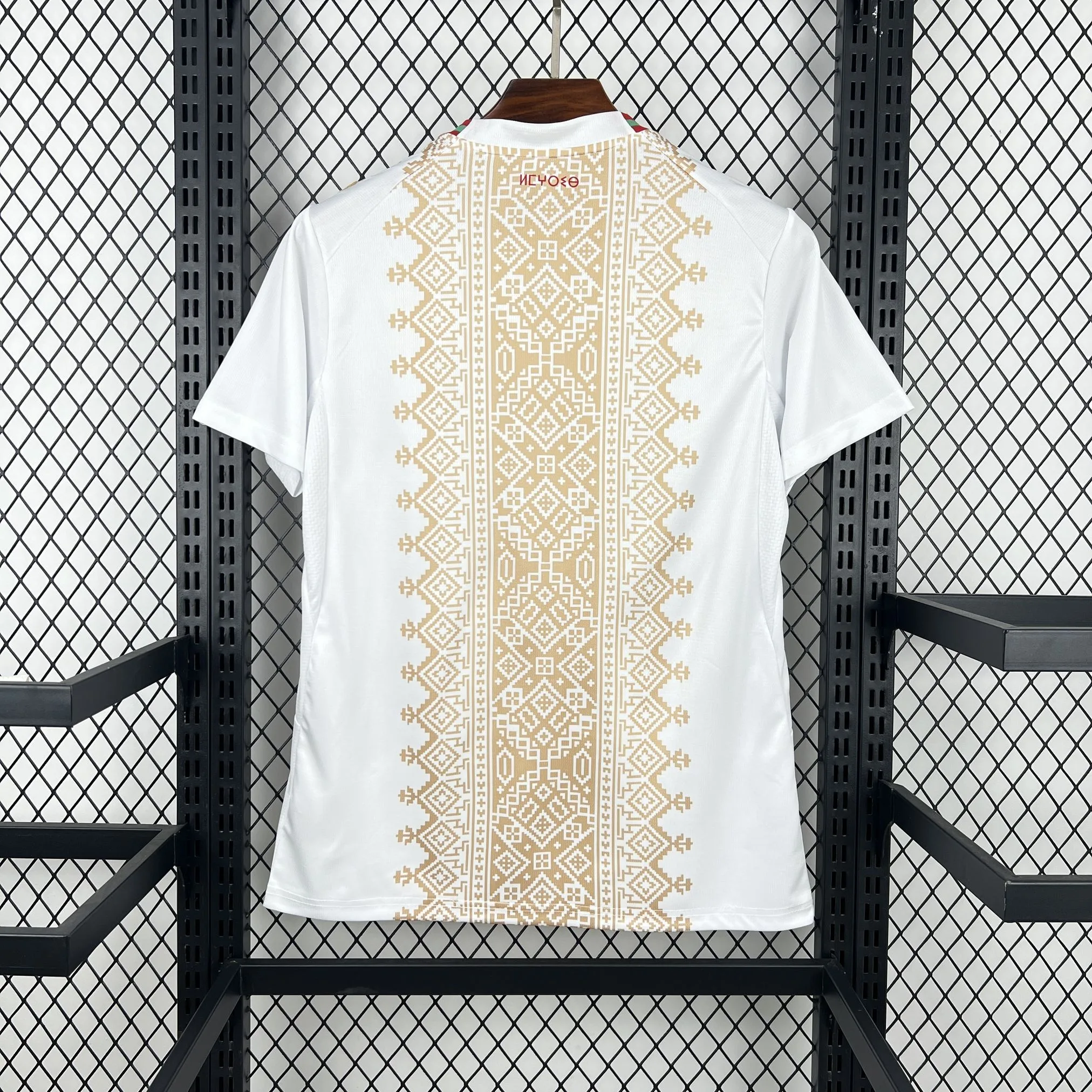 Vista posterior de la camiseta visitante de Marruecos para el Mundial 2026, diseño en color blanco con paneles laterales.